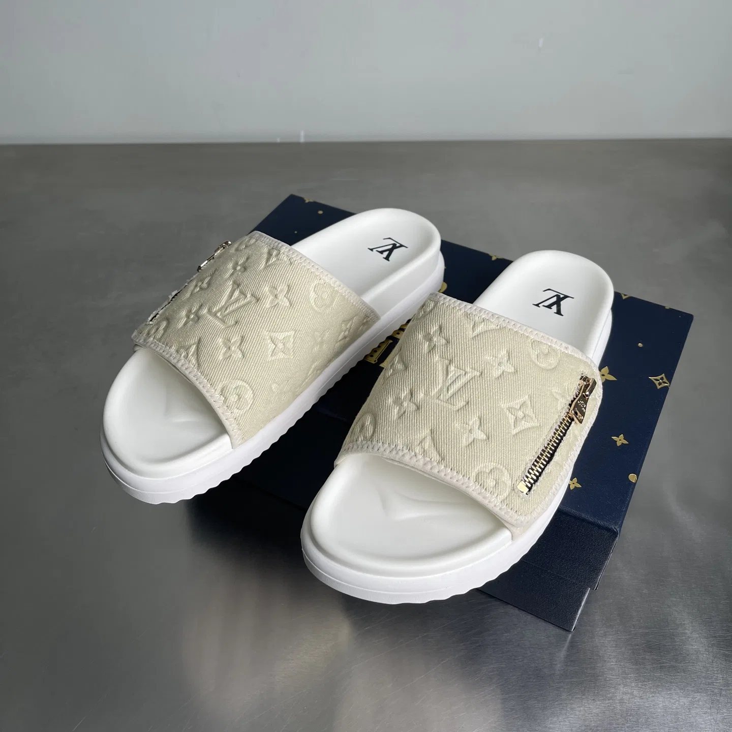 LV 27FW BMLOIMQ 012 슬리퍼