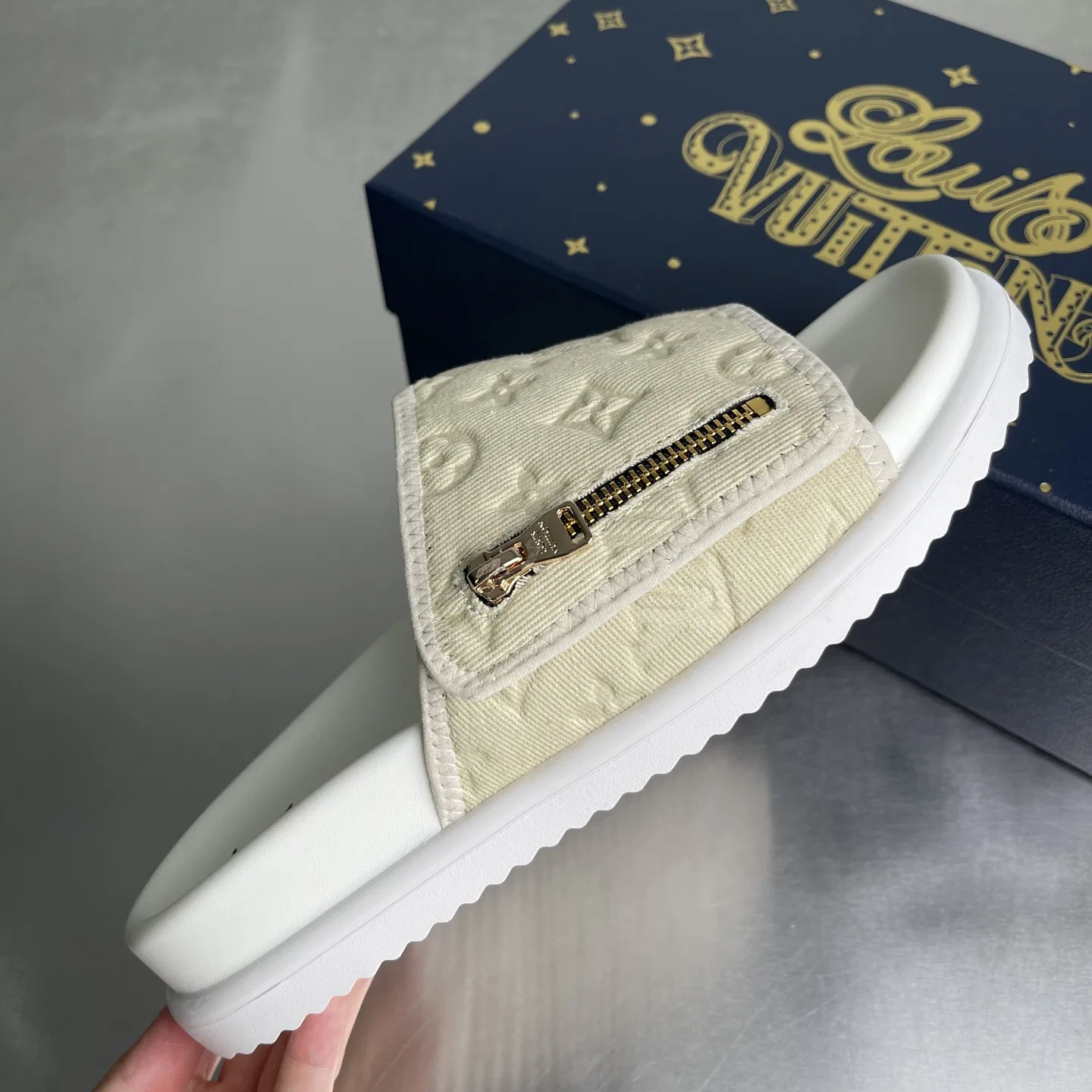 LV 27FW BMLOIMQ 012 슬리퍼 3