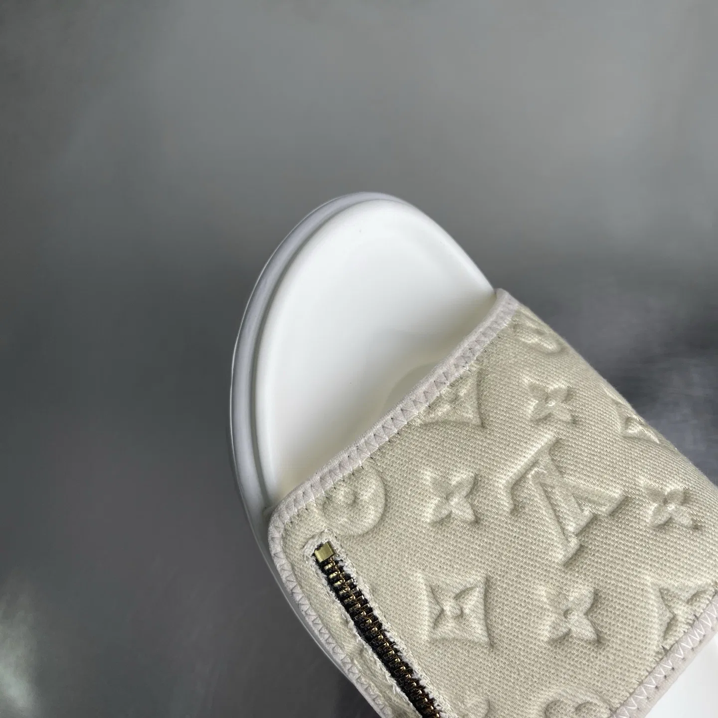 LV 27FW BMLOIMQ 012 슬리퍼 4