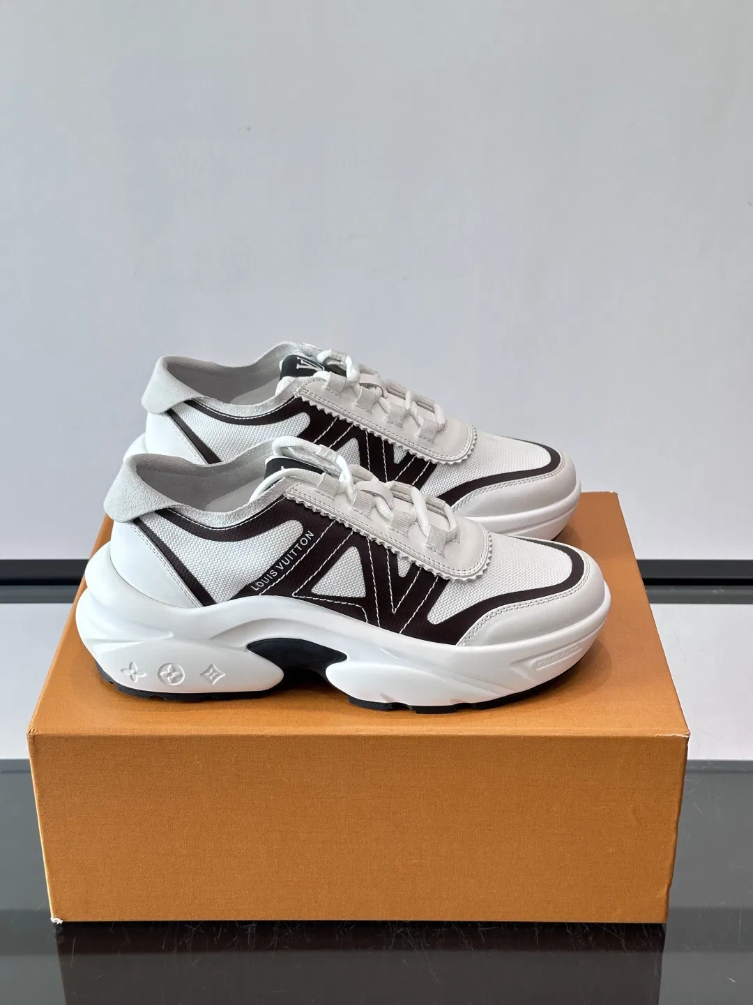 LV 27FW HOSLVLO 002 스니커즈