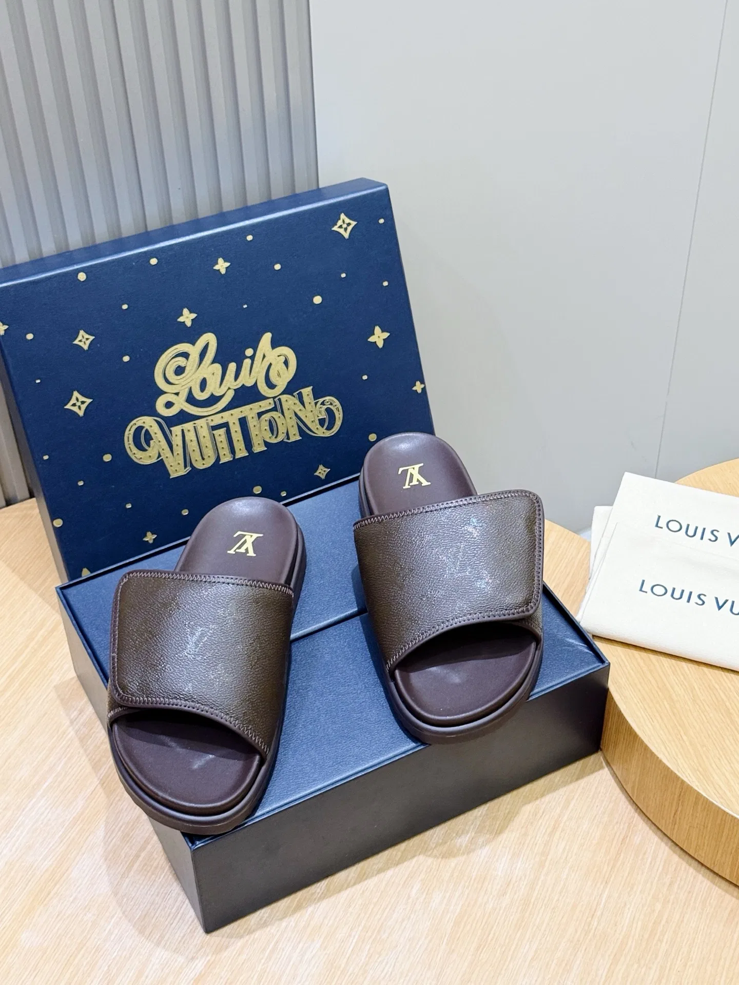 LV 27FW HOSLVLO 004 슬리퍼