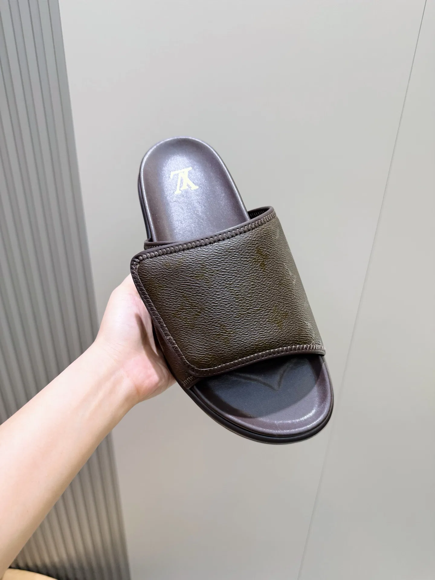 LV 27FW HOSLVLO 004 슬리퍼 4