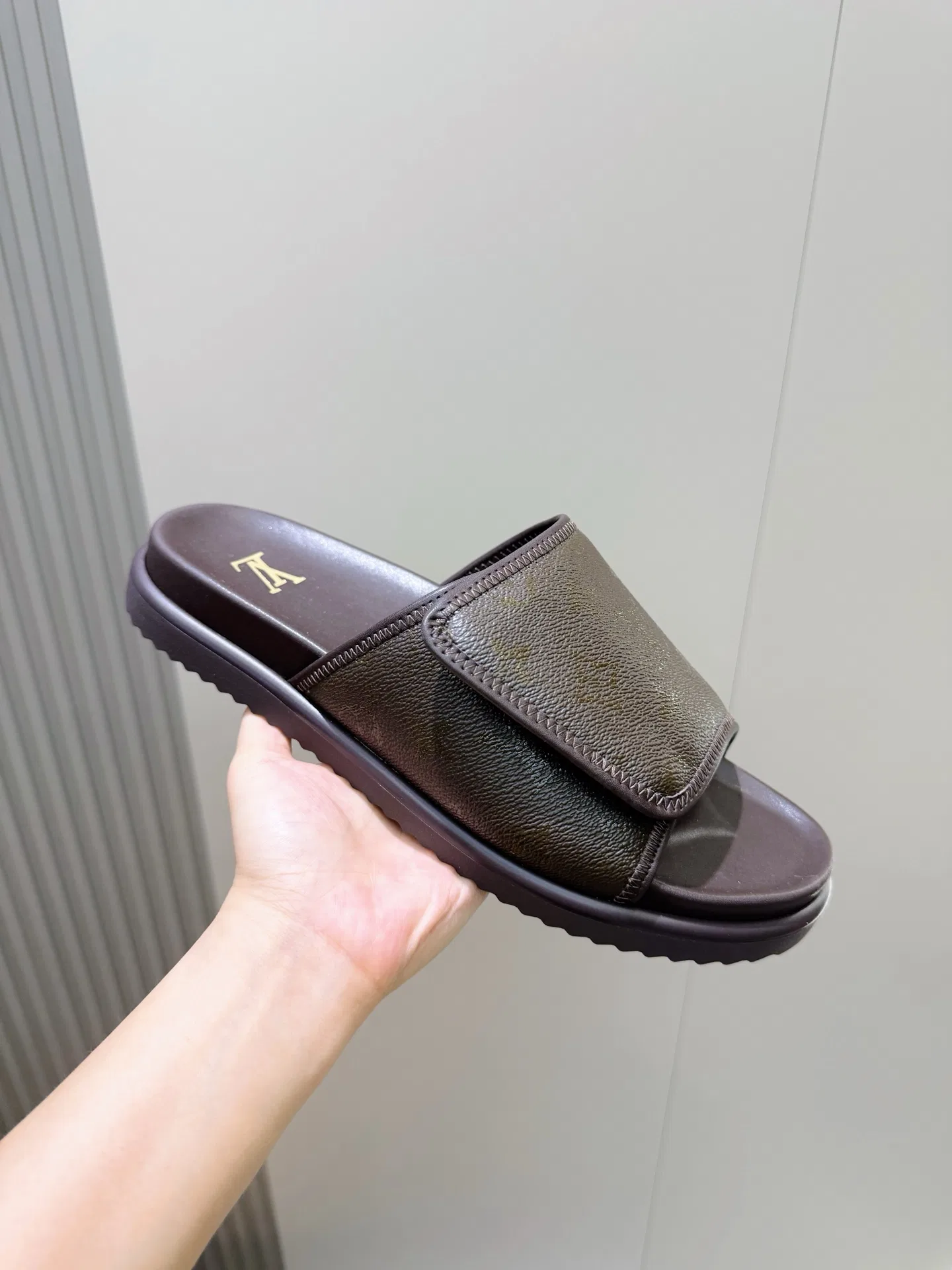 LV 27FW HOSLVLO 004 슬리퍼 5