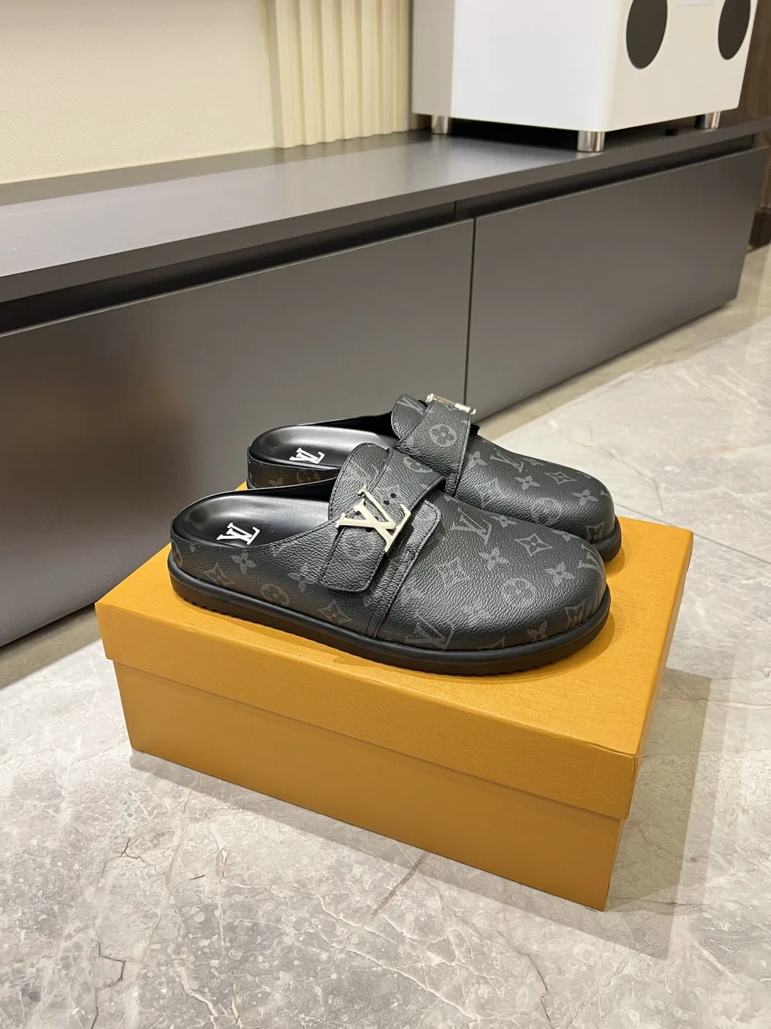 LV 27FW LDWAQLG 007 슬리퍼