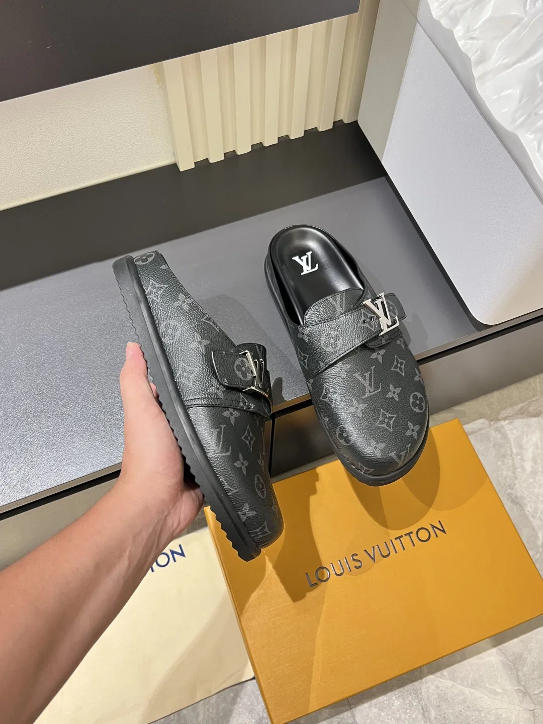 LV 27FW LDWAQLG 007 슬리퍼 5