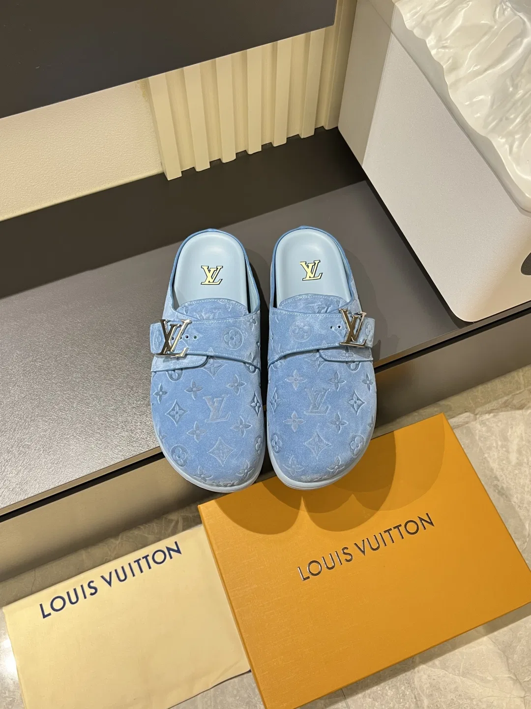 LV 27FW LDWAQLG 008 슬리퍼