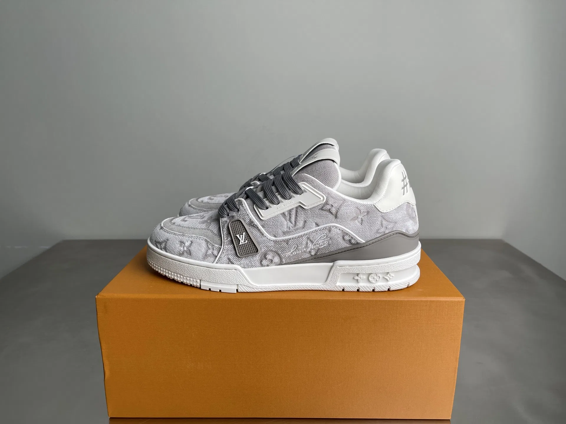 LV 27FW LDWAQLG 009 스니커즈