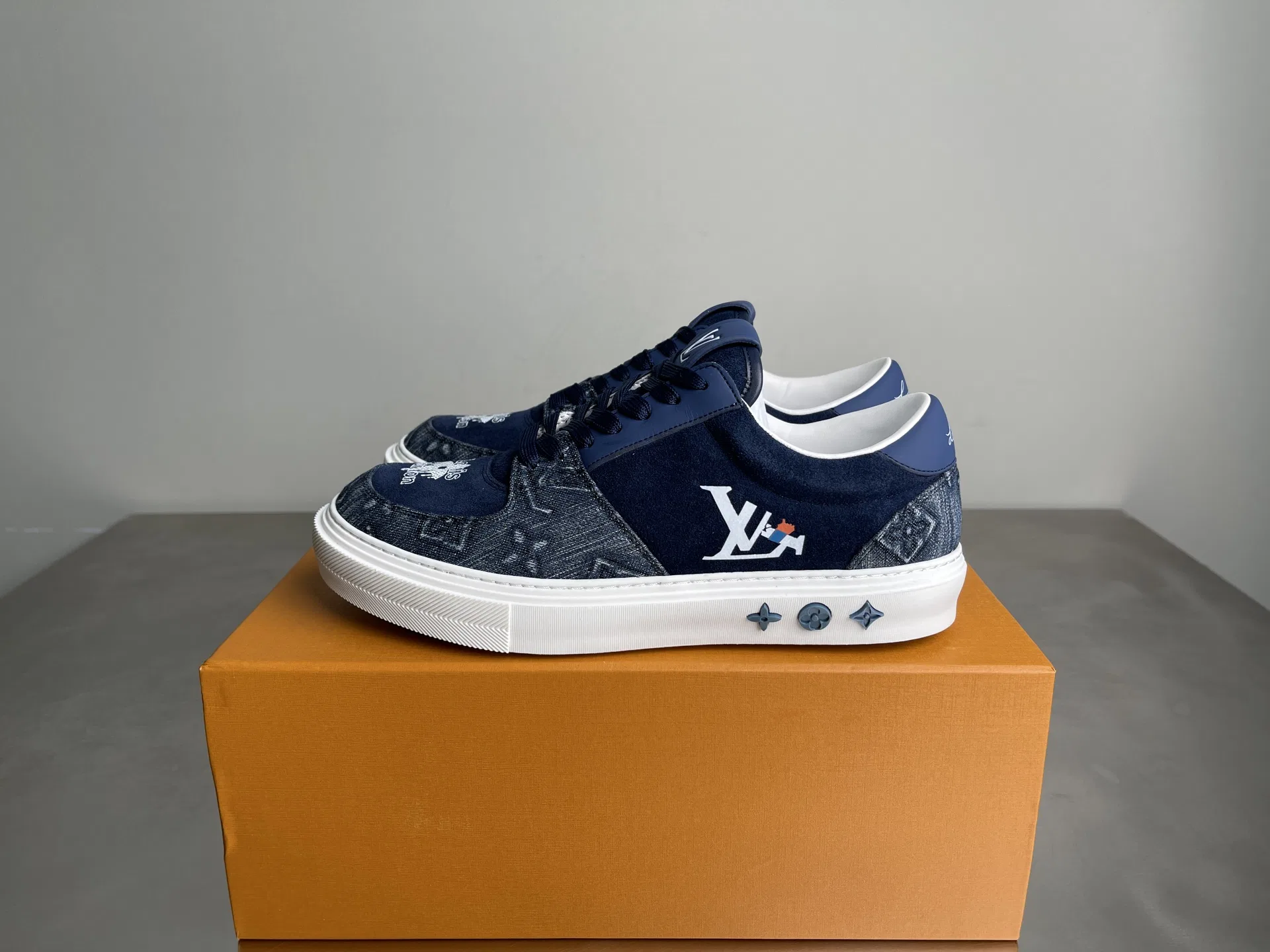 LV 27FW LDWAQLG 010 스니커즈