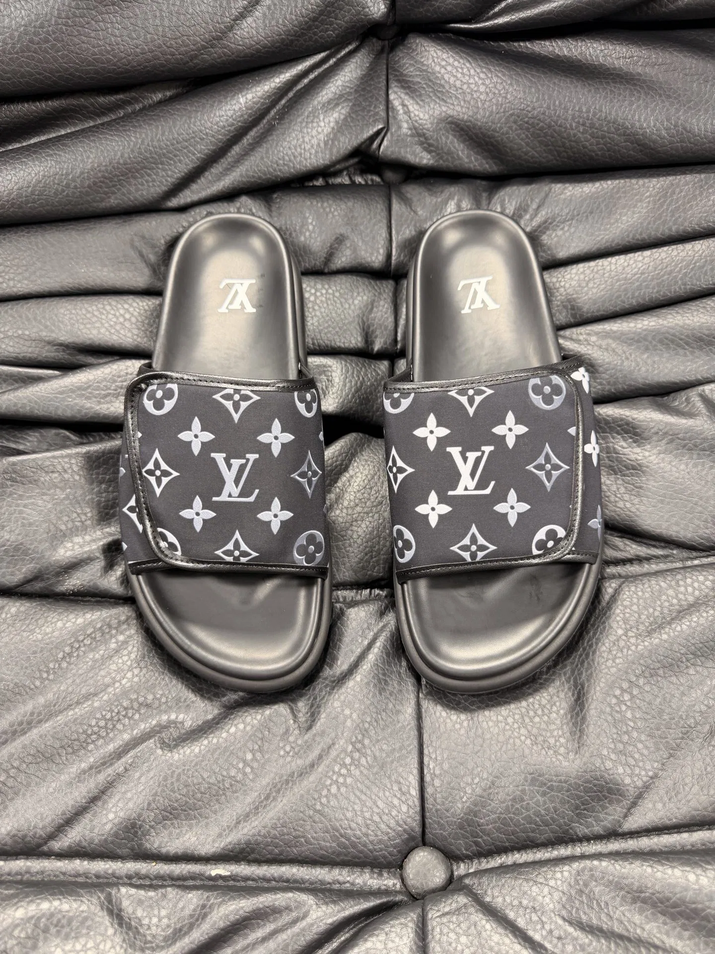 LV 27FW LDWAQLG 019 슬리퍼