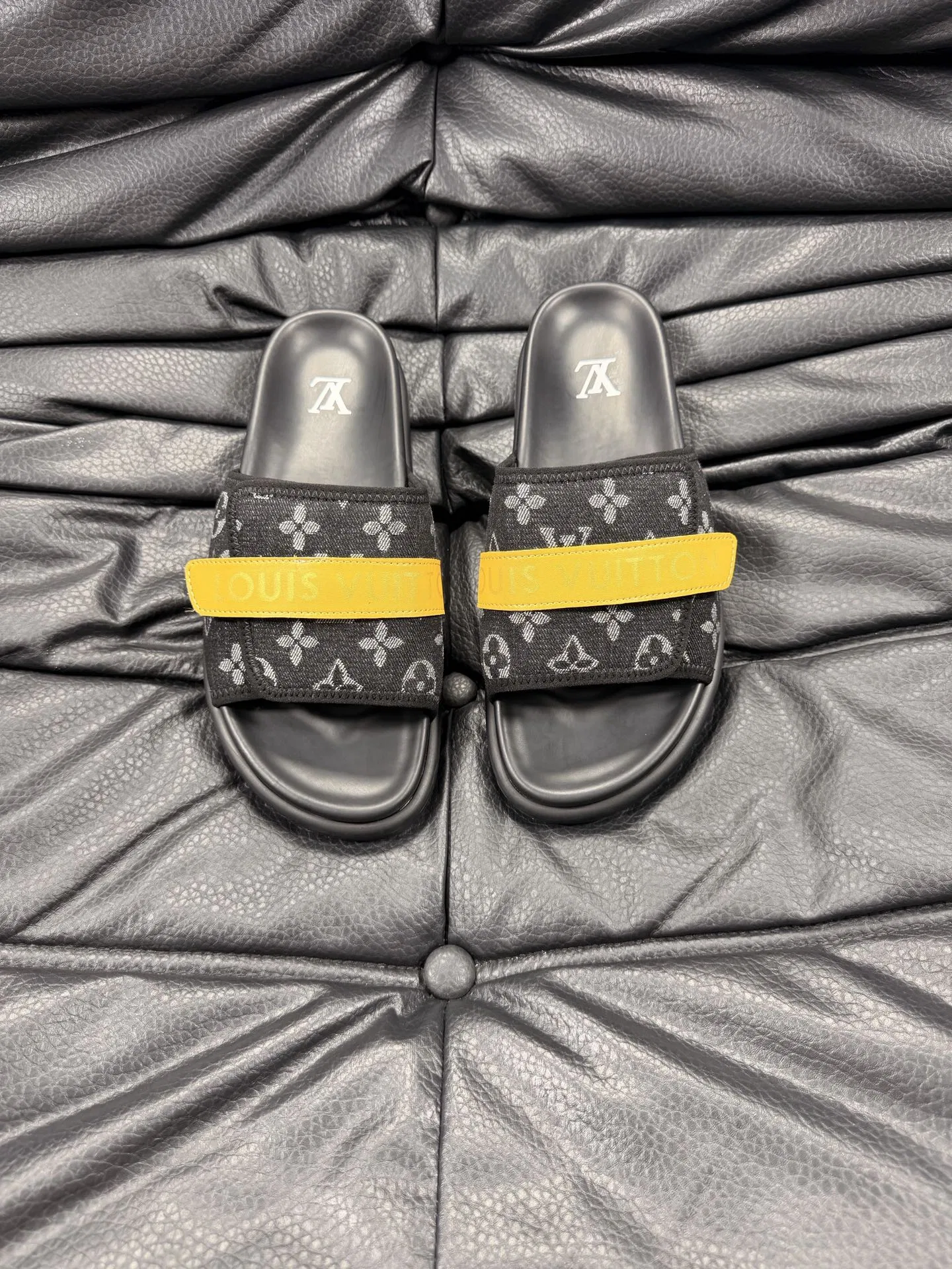 LV 27FW LDWAQLG 020 슬리퍼