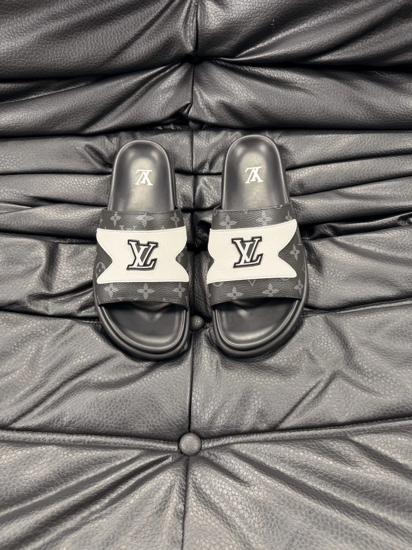LV 27FW LDWAQLG 021 슬리퍼
