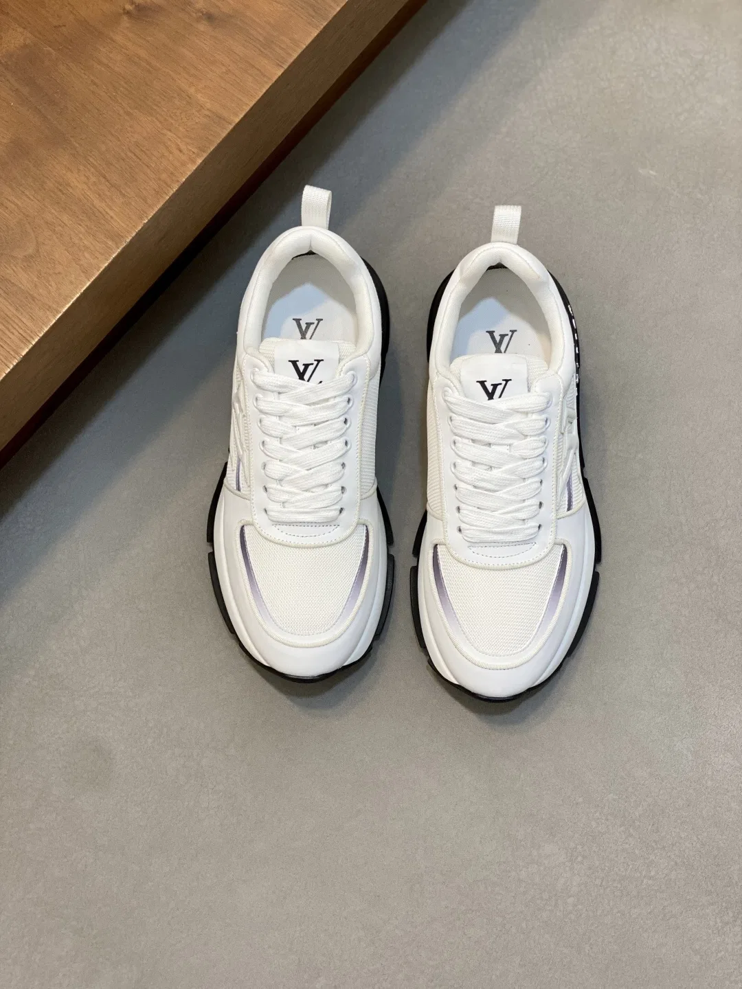 LV 27FW LDWAQLG 053 스니커즈