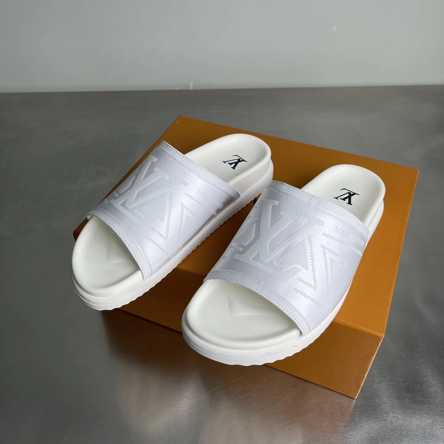 LV 27FW LDWAQLG 055 슬리퍼