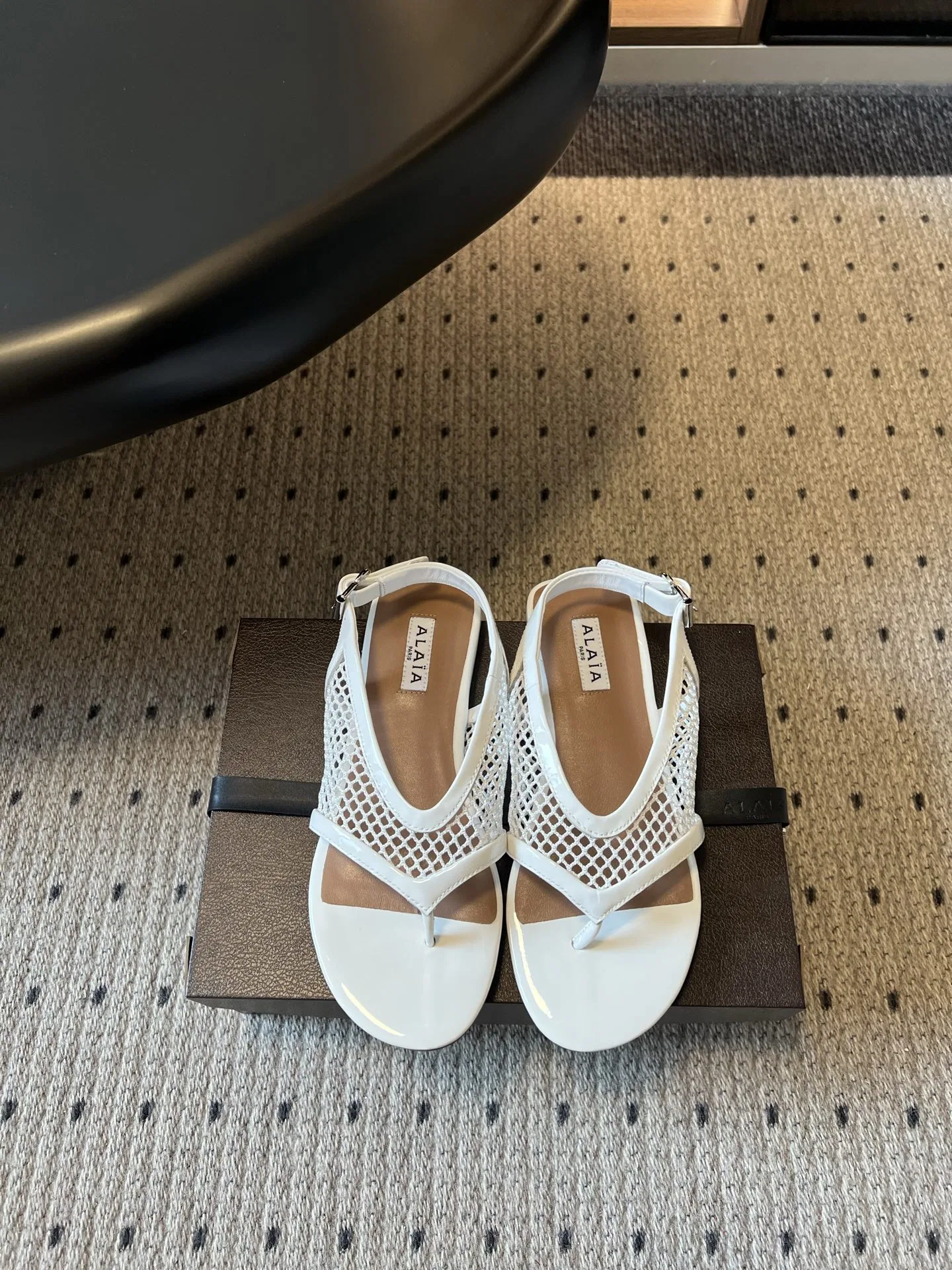ALAIA 27FW WAUSUNH 004 쪼리