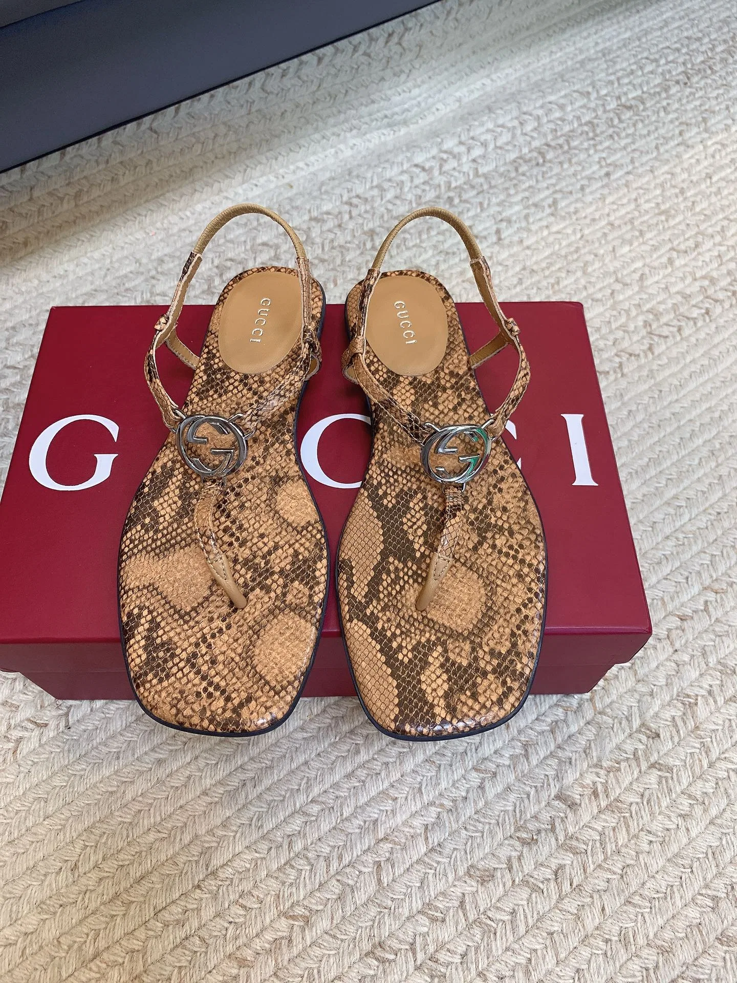 GU 27FW VGTHAQQ 034 쪼리