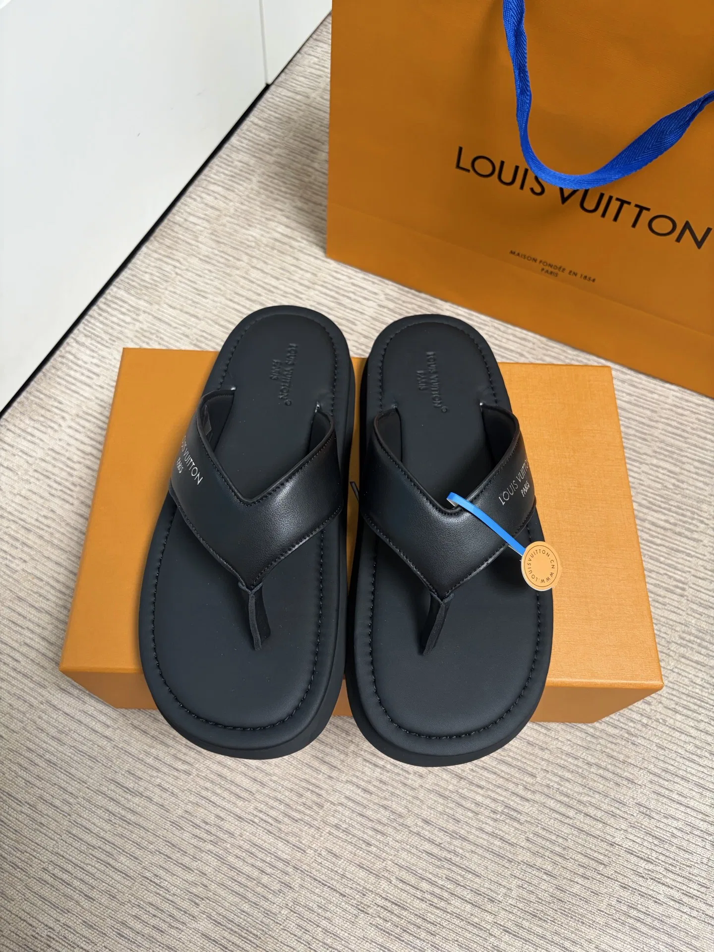 LV 27FW BXZUBKP 011 쪼리