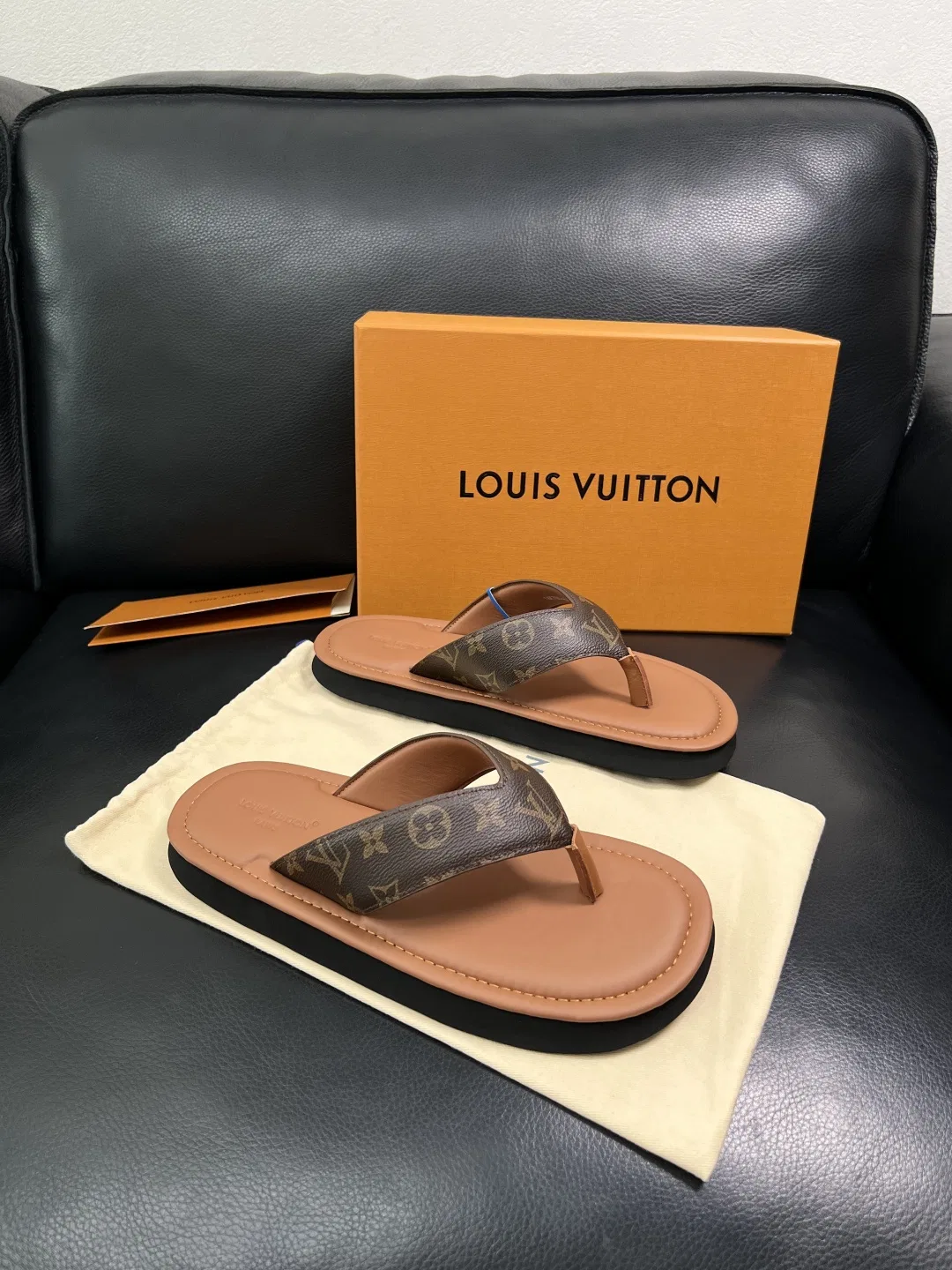 LV 27FW HOSLVLO 008 쪼리