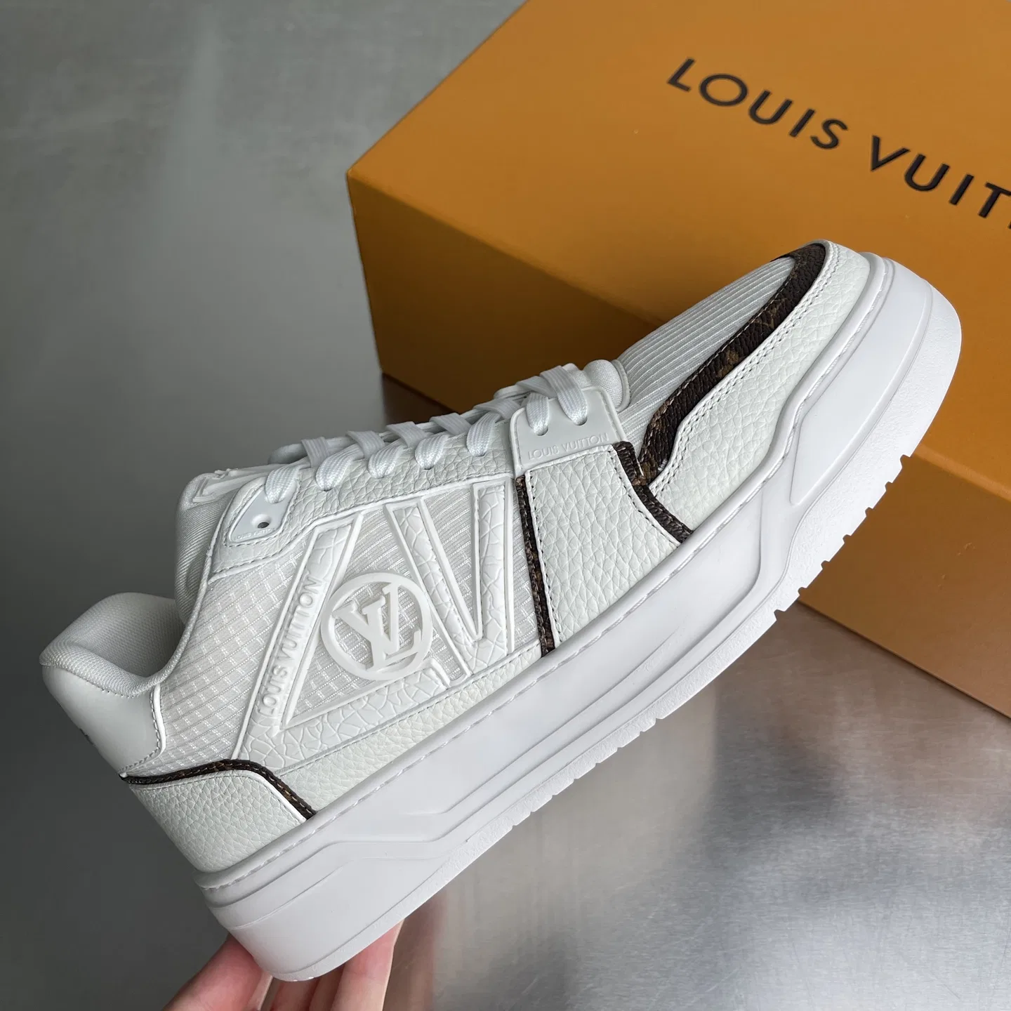 LV 27FW LDWAQLG 060 스니커즈 3