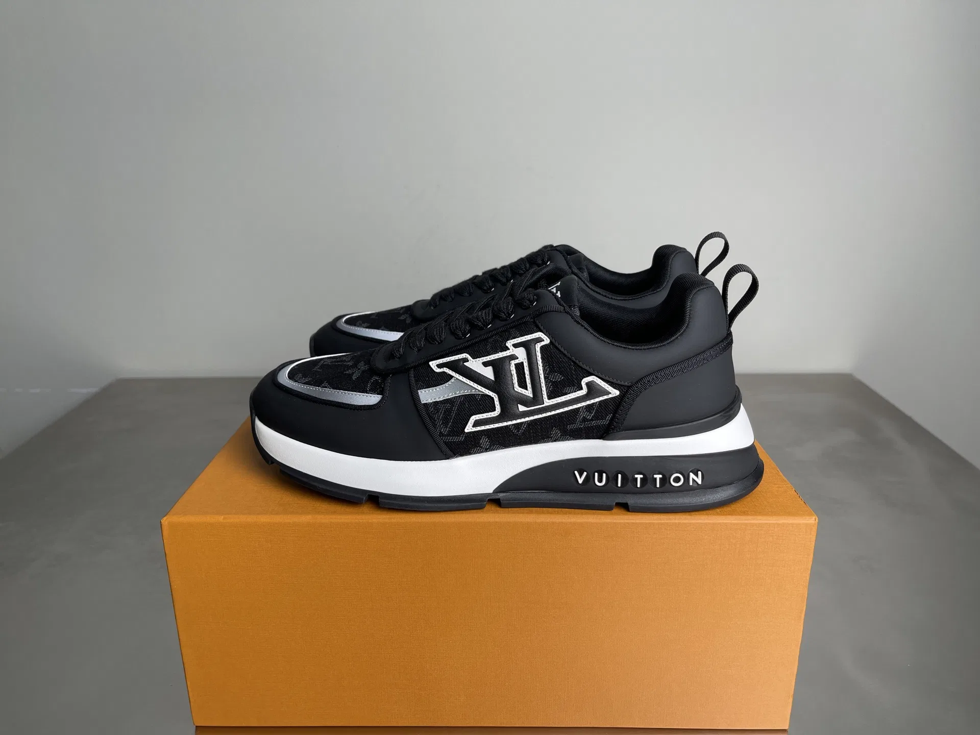LV 27FW LDWAQLG 066 스니커즈
