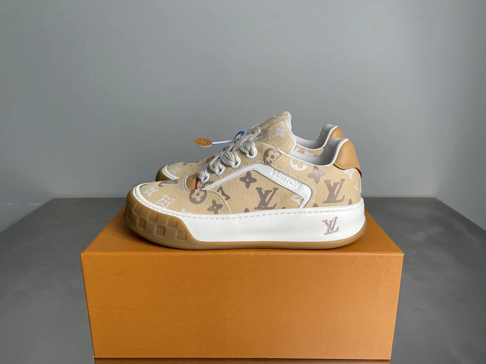 LV 27FW LDWAQLG 071 스니커즈