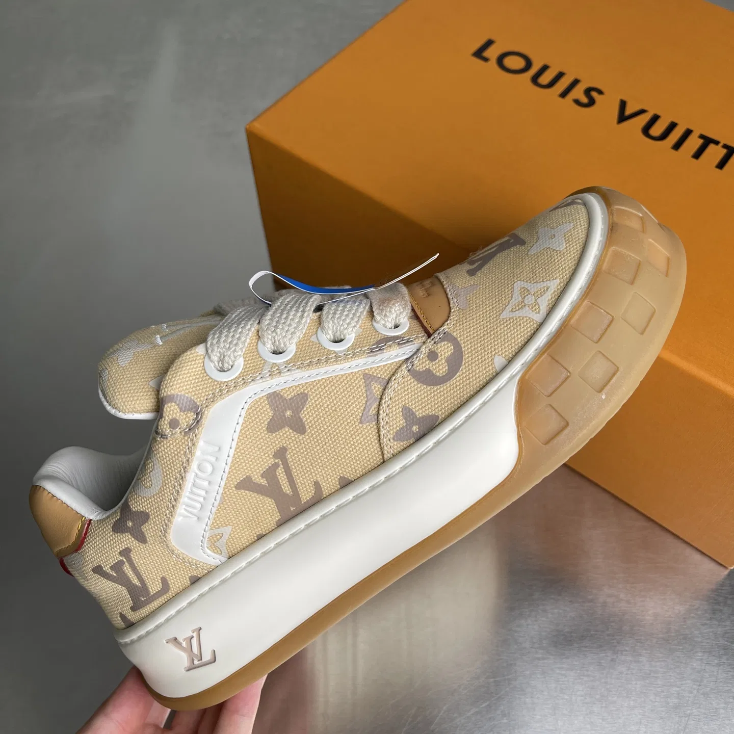LV 27FW LDWAQLG 071 스니커즈 4