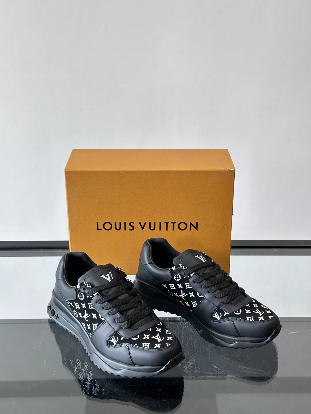 LV 27FW LDWAQLG 076 스니커즈