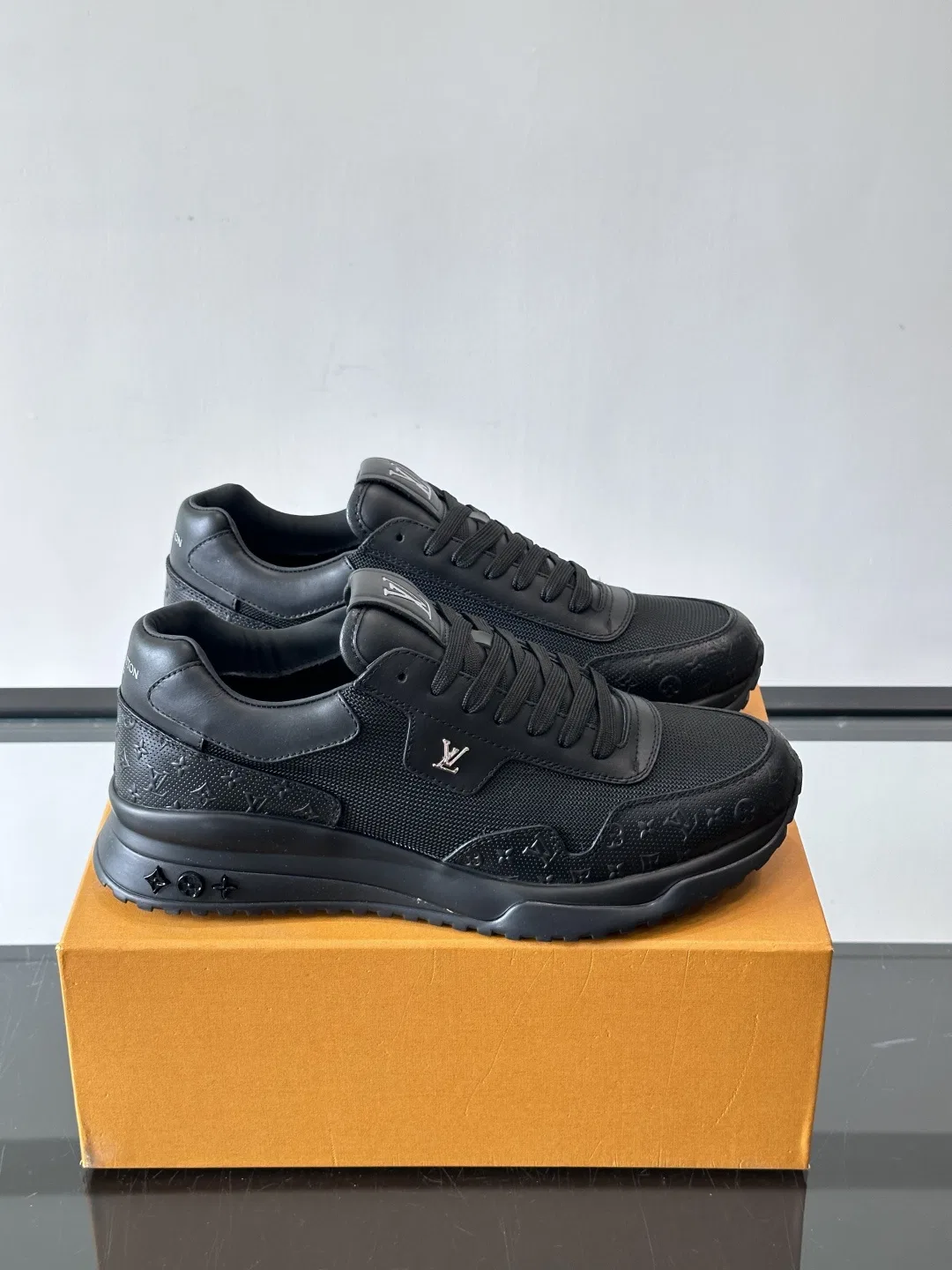 LV 27FW LDWAQLG 077 스니커즈