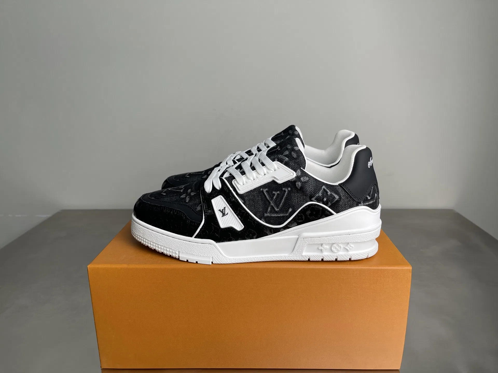 LV 27FW LDWAQLG 088 스니커즈