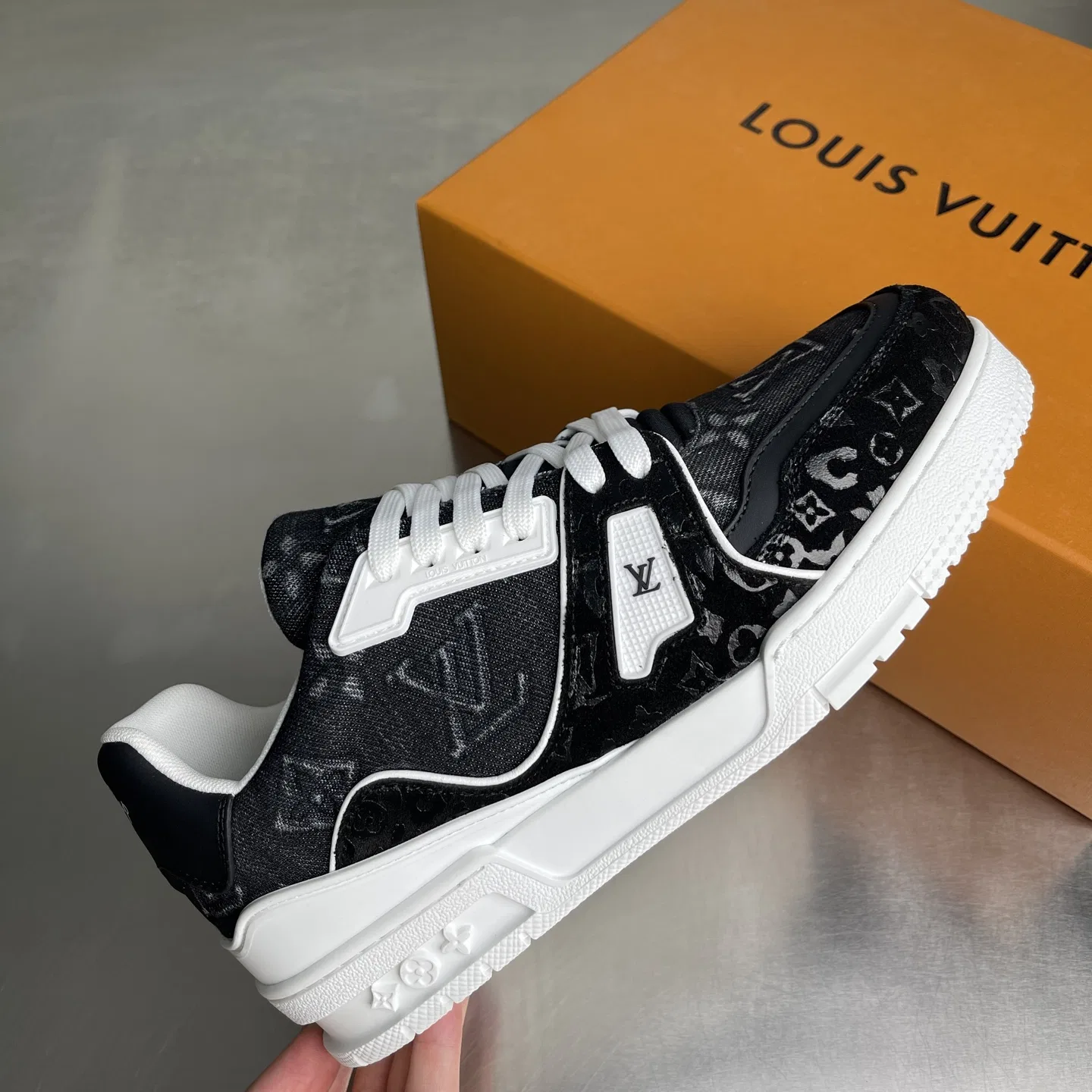 LV 27FW LDWAQLG 088 스니커즈 4