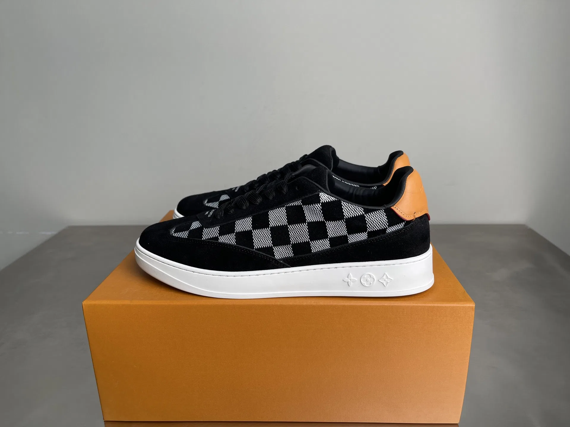 LV 27FW LDWAQLG 090 스니커즈