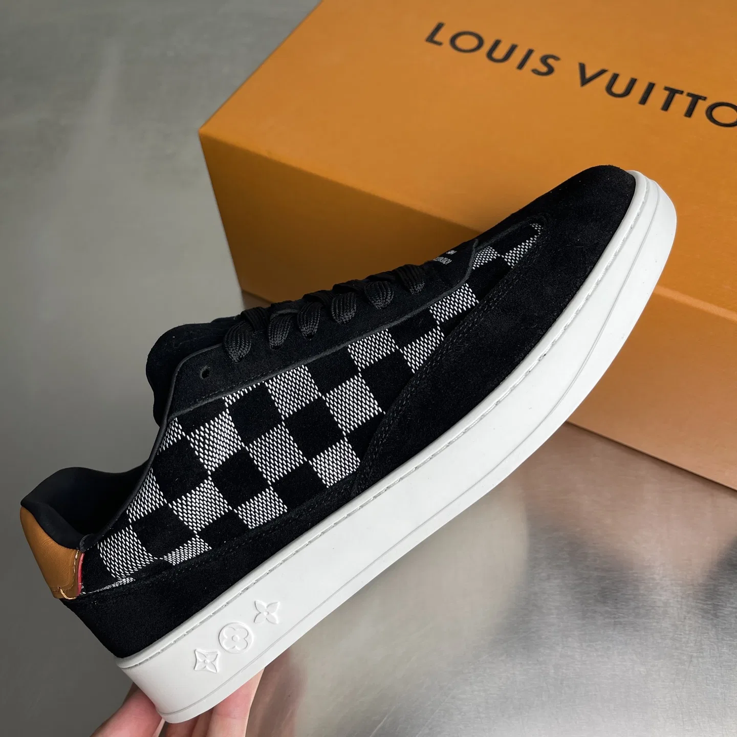 LV 27FW LDWAQLG 090 스니커즈 4