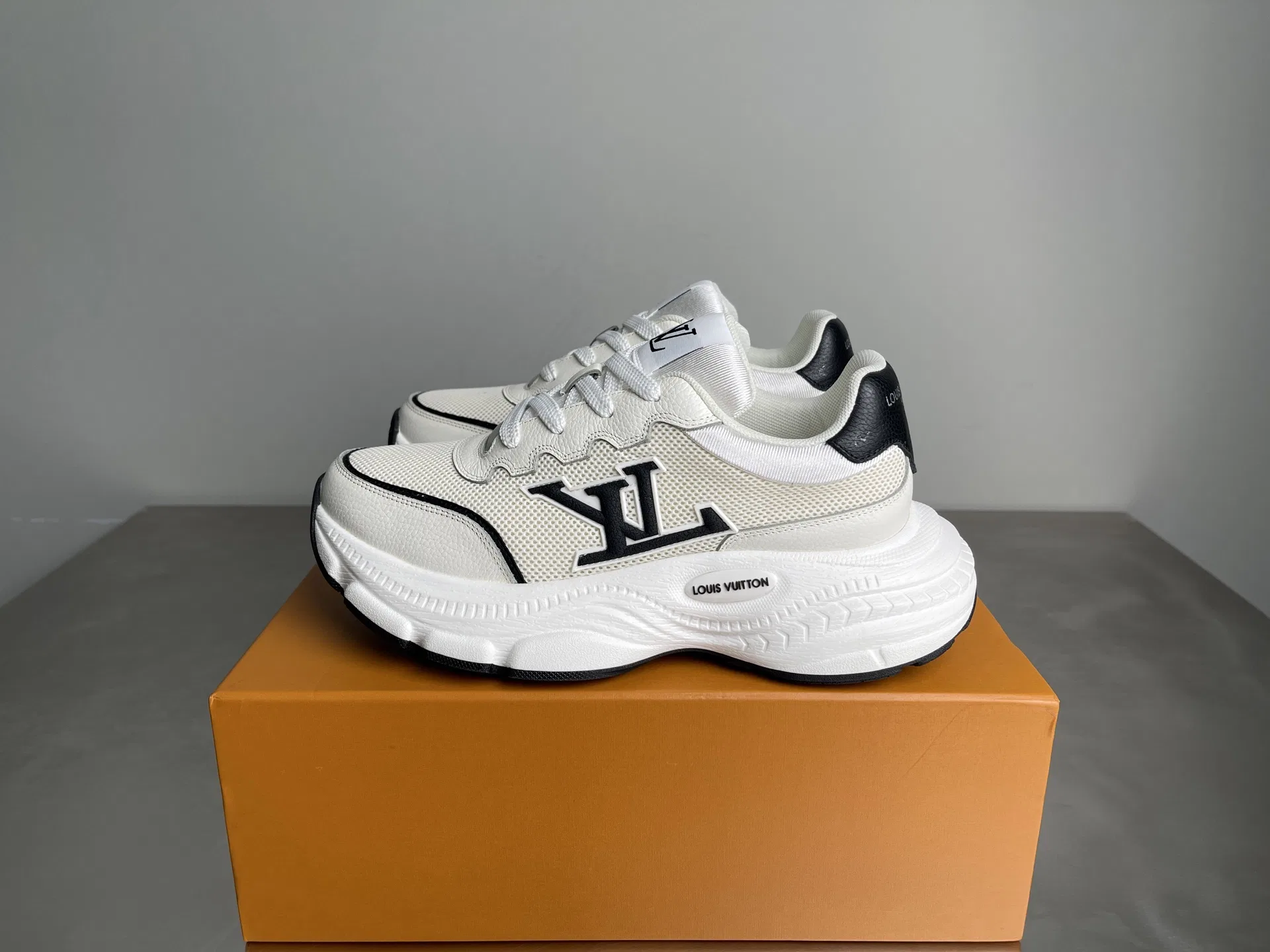 LV 27FW LDWAQLG 096 스니커즈