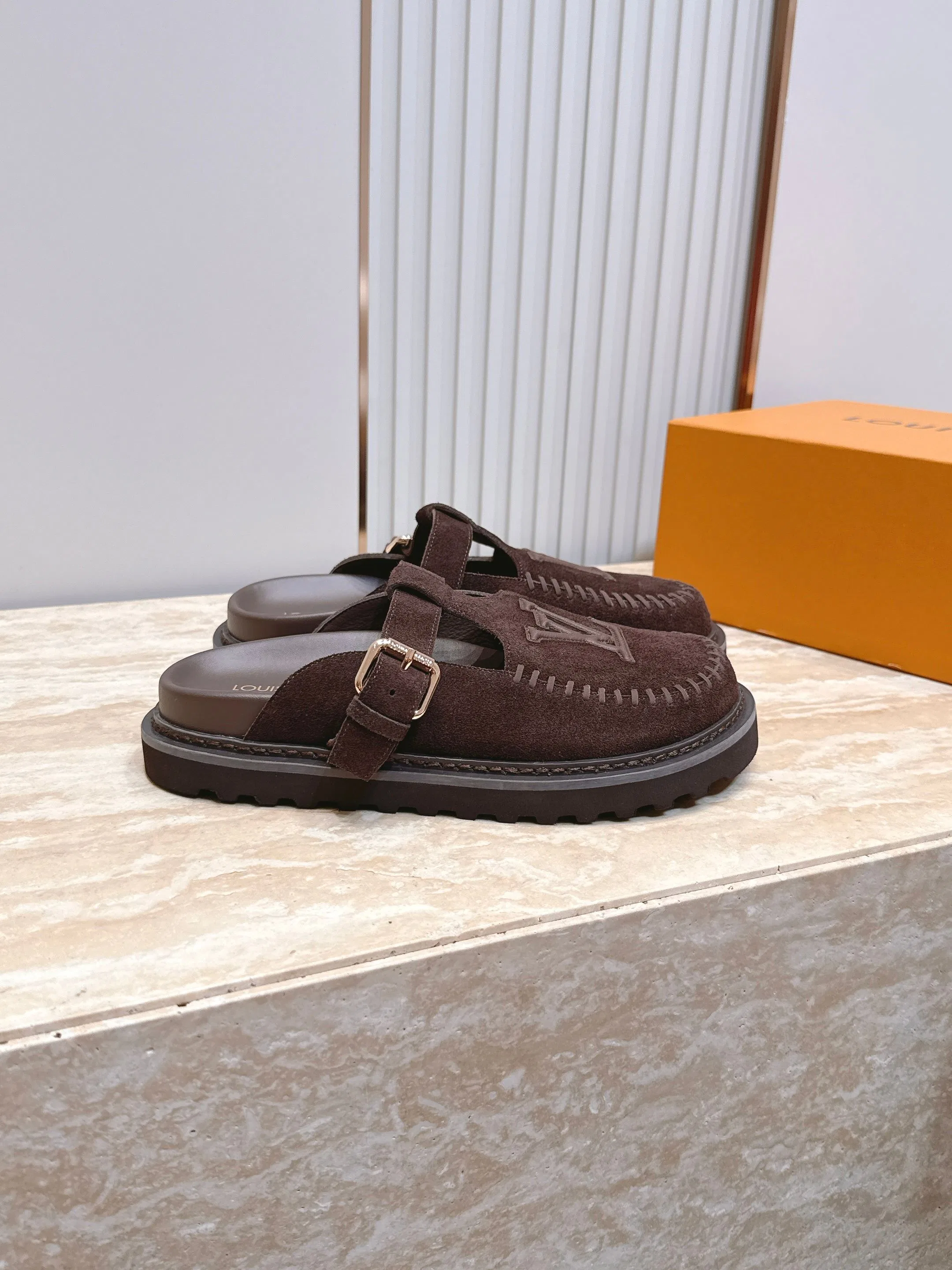 LV 27FW LDWAQLG 114 슬리퍼