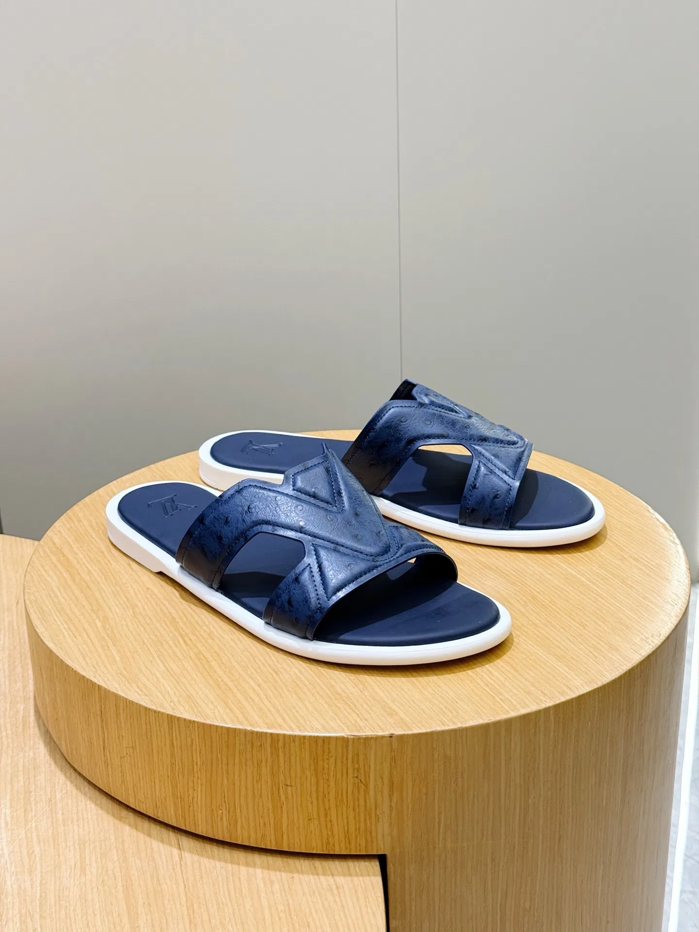 LV 27FW LDWAQLG 117 슬리퍼