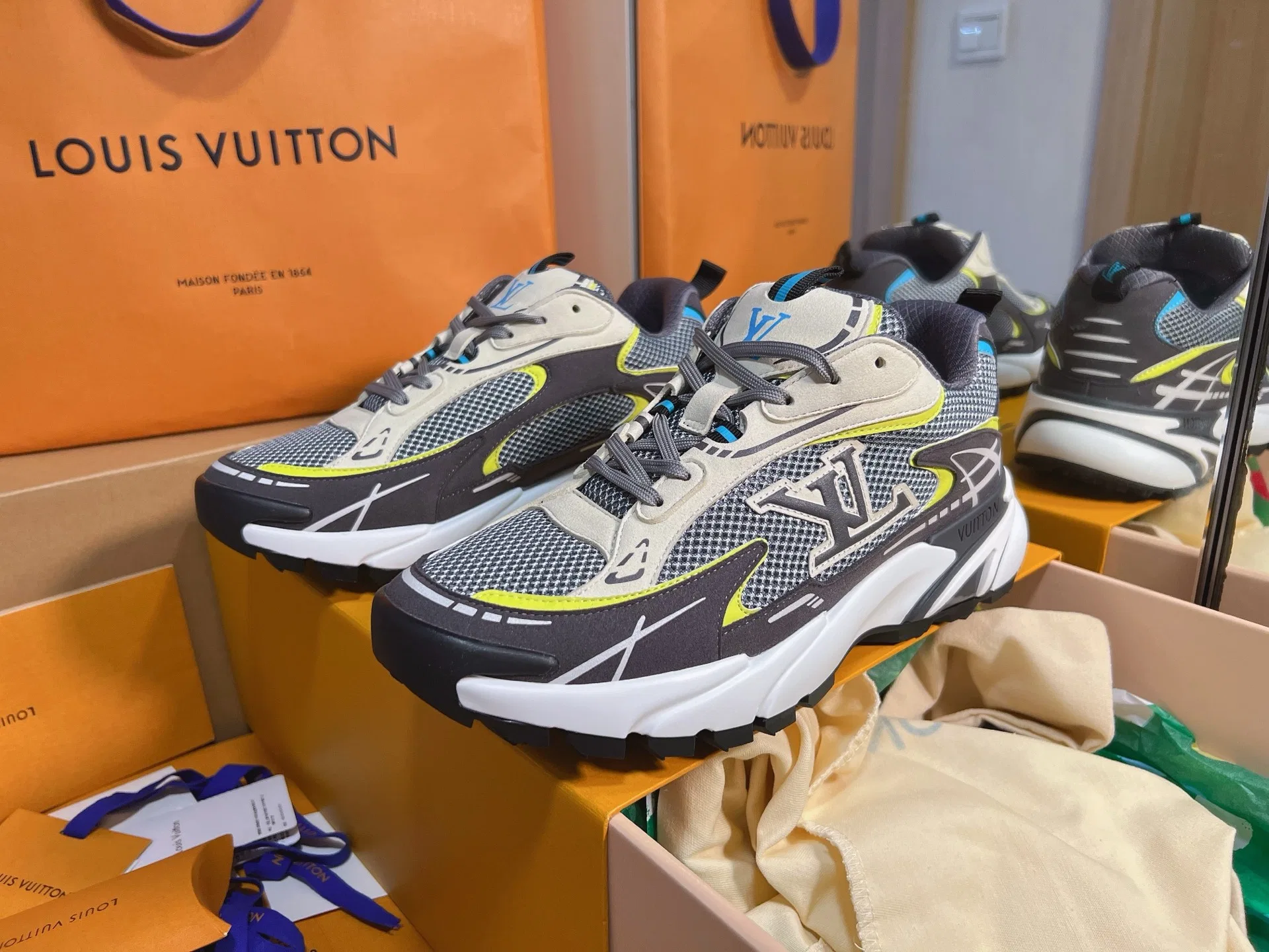 LV 27FW QVUSQNN 010 스니커즈