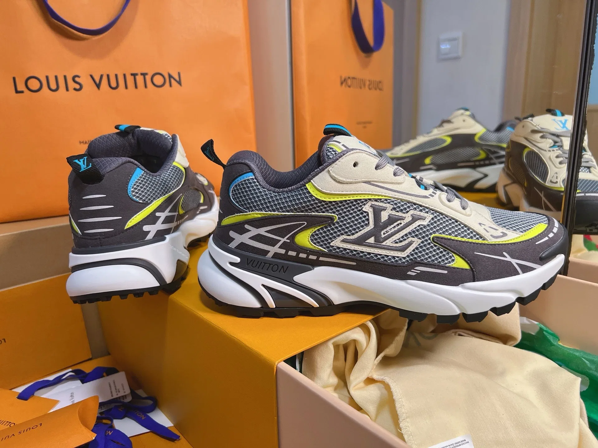 LV 27FW QVUSQNN 010 스니커즈 3