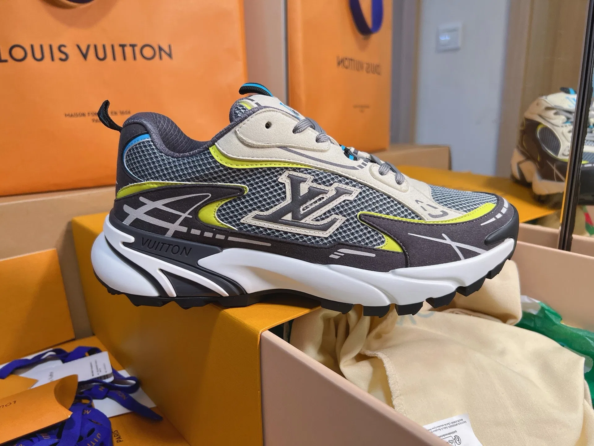 LV 27FW QVUSQNN 010 스니커즈 4