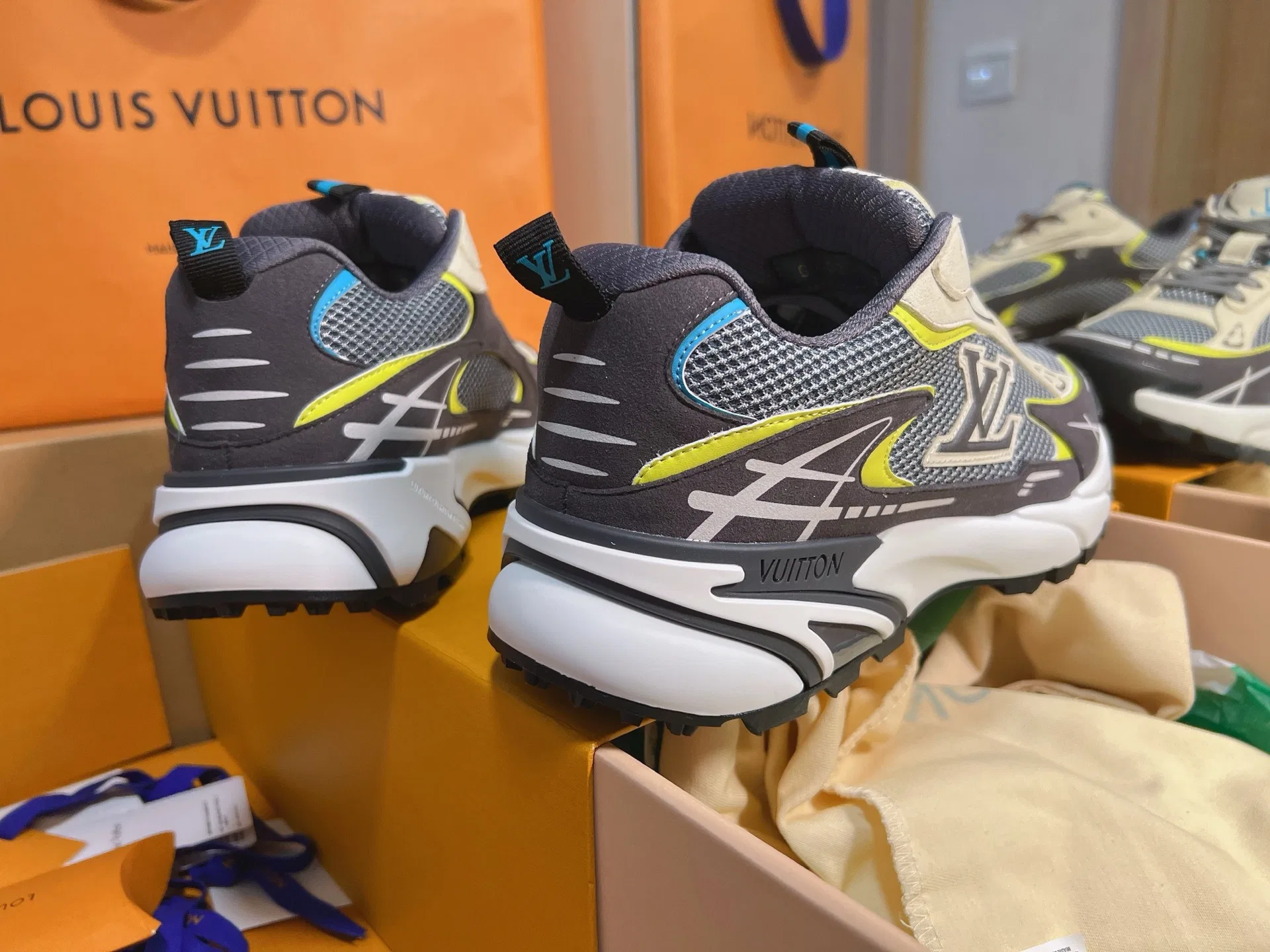 LV 27FW QVUSQNN 010 스니커즈 5