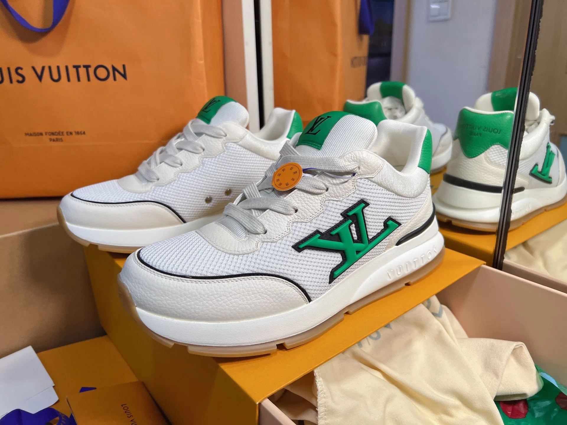 LV 27FW QVUSQNN 011 스니커즈