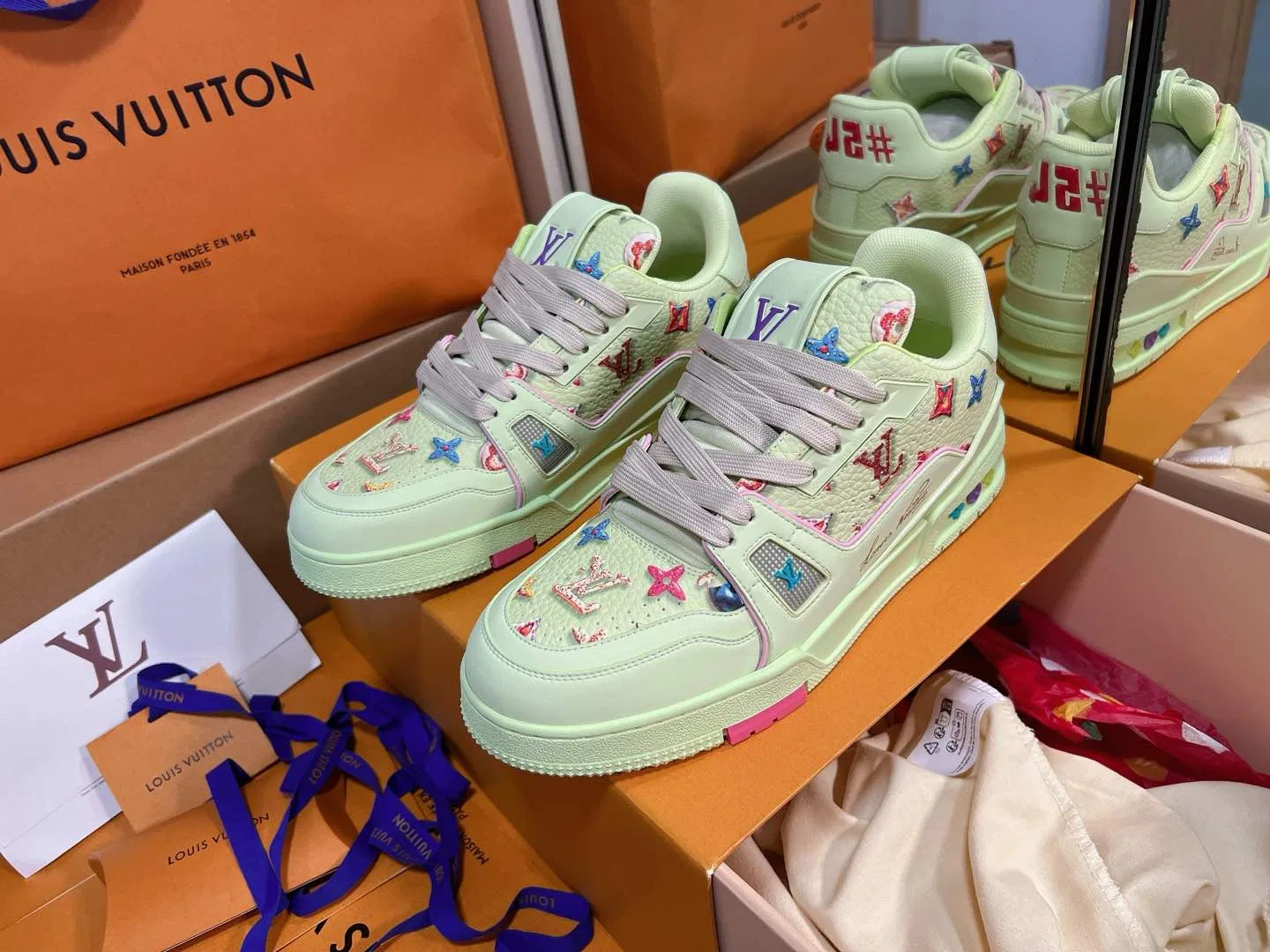 LV 27FW QVUSQNN 013 스니커즈