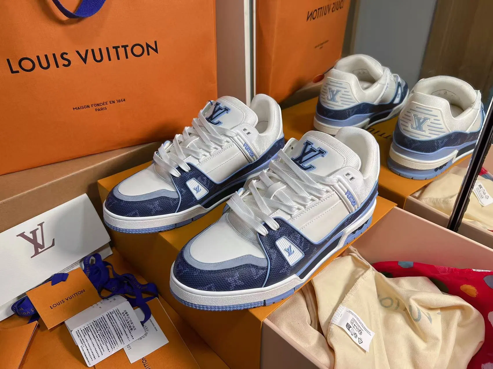LV 27FW QVUSQNN 014 스니커즈