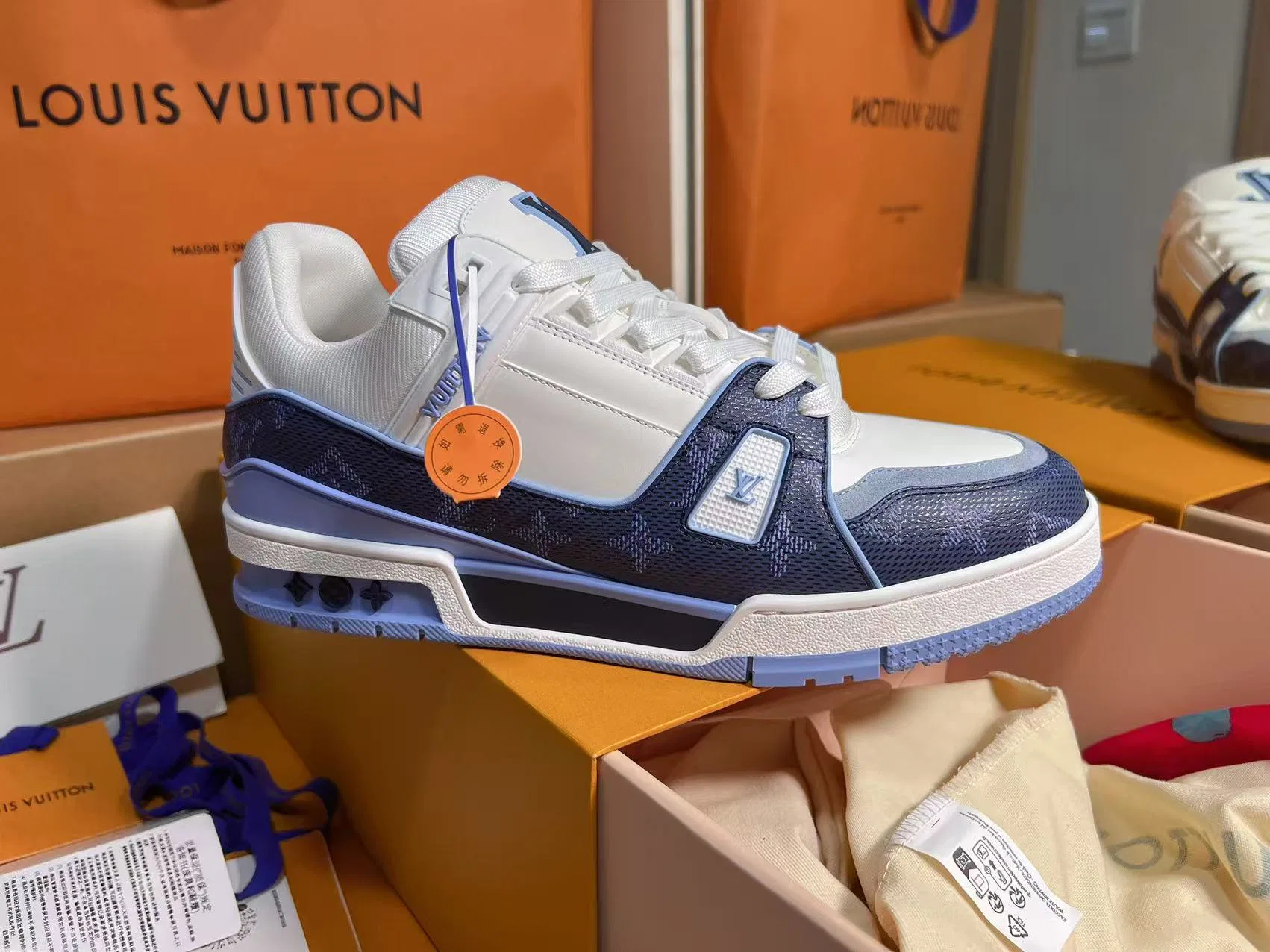 LV 27FW QVUSQNN 014 스니커즈 3