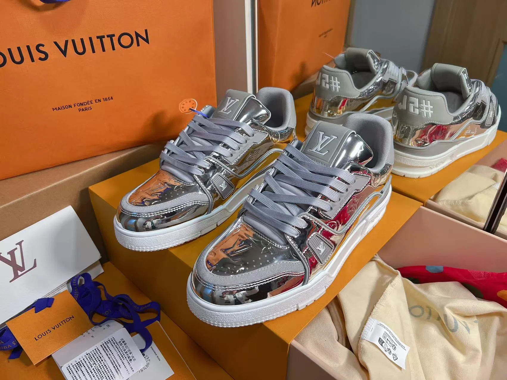 LV 27FW QVUSQNN 015 스니커즈