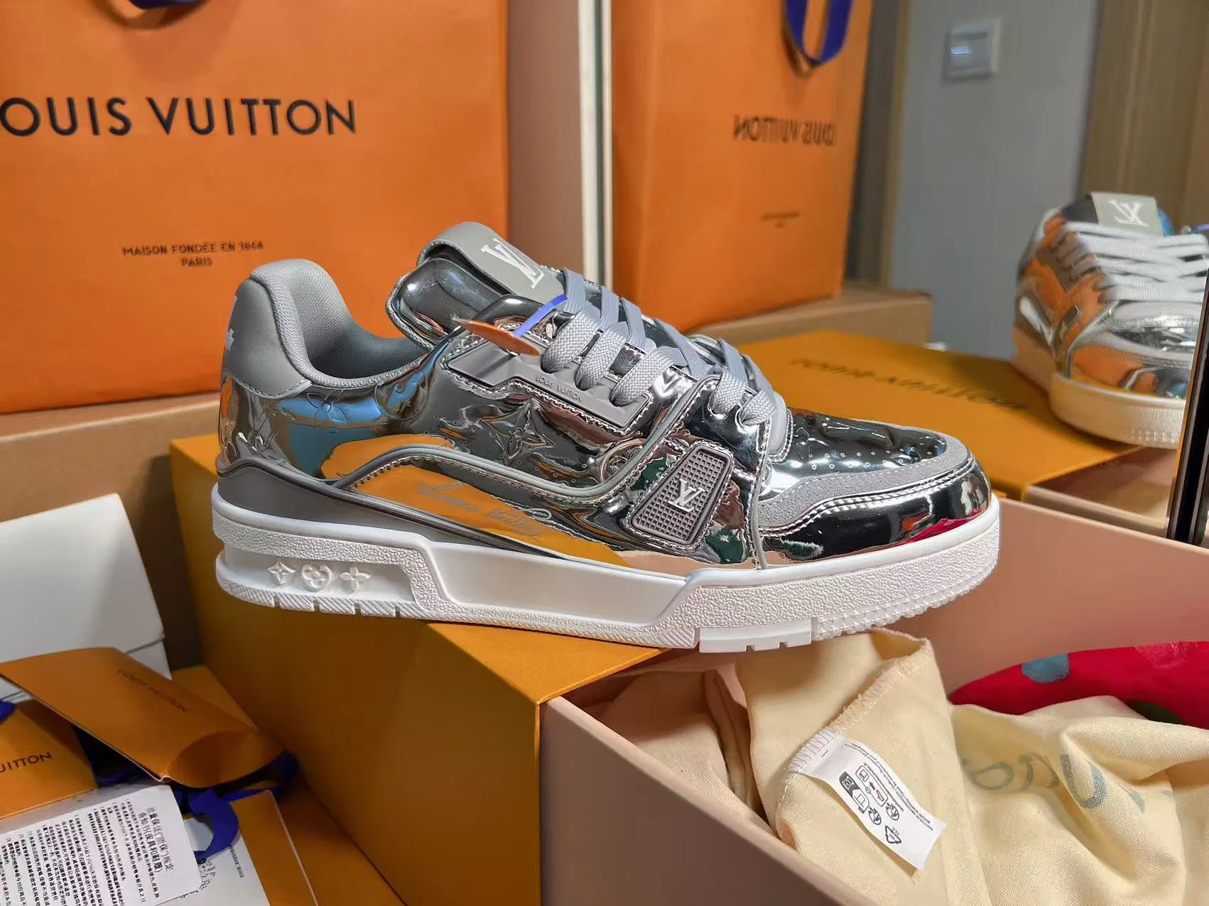 LV 27FW QVUSQNN 015 스니커즈 4