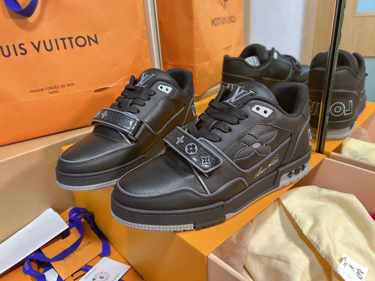 LV 27FW QVUSQNN 016 스니커즈