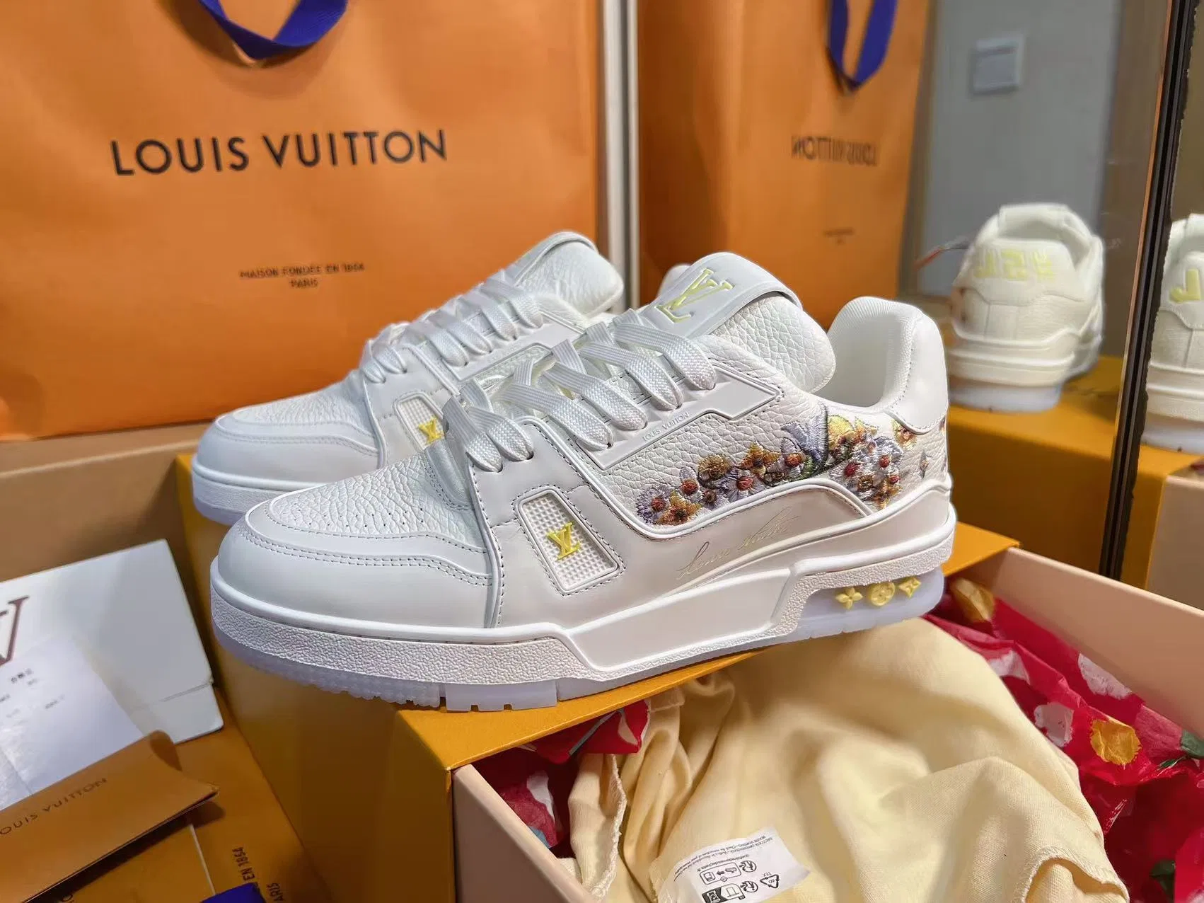LV 27FW QVUSQNN 018 스니커즈