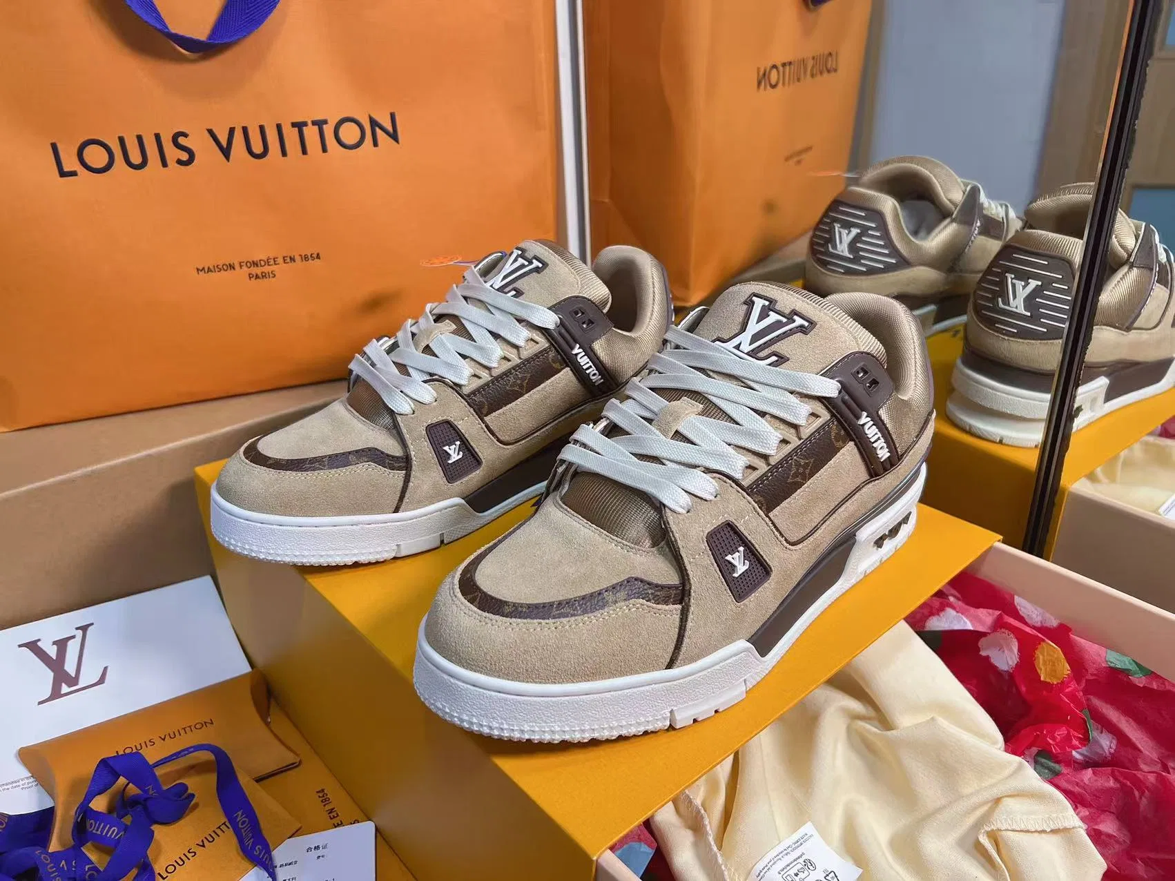 LV 27FW QVUSQNN 019 스니커즈