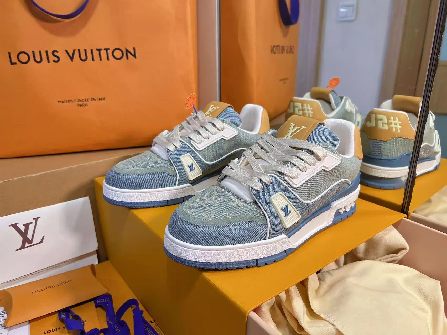 LV 27FW QVUSQNN 020 스니커즈