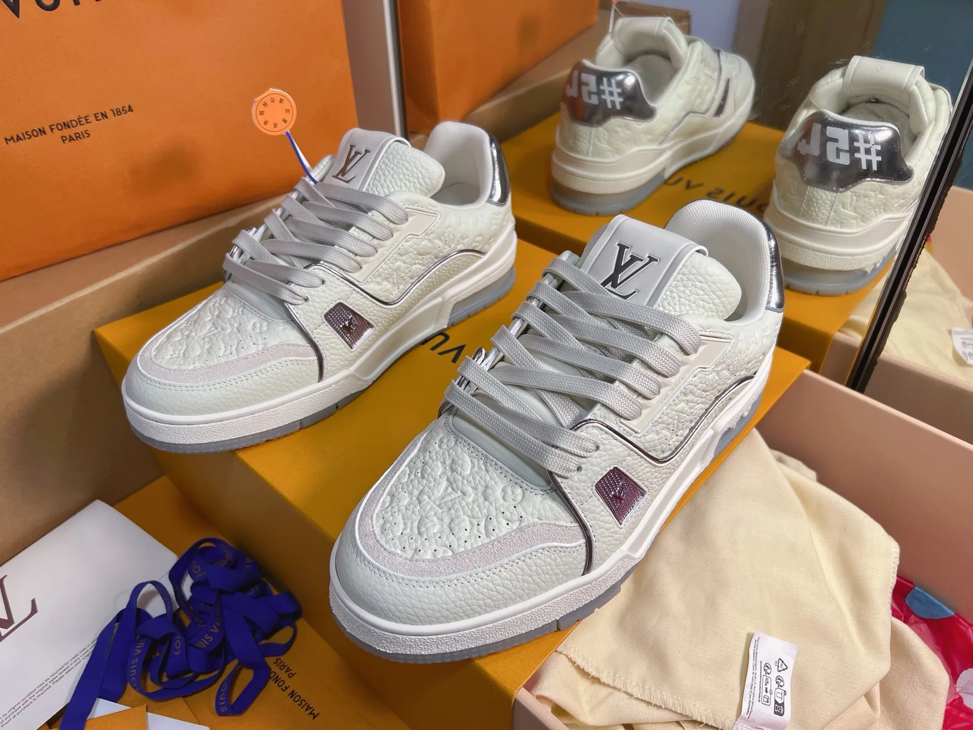 LV 27FW QVUSQNN 021 스니커즈