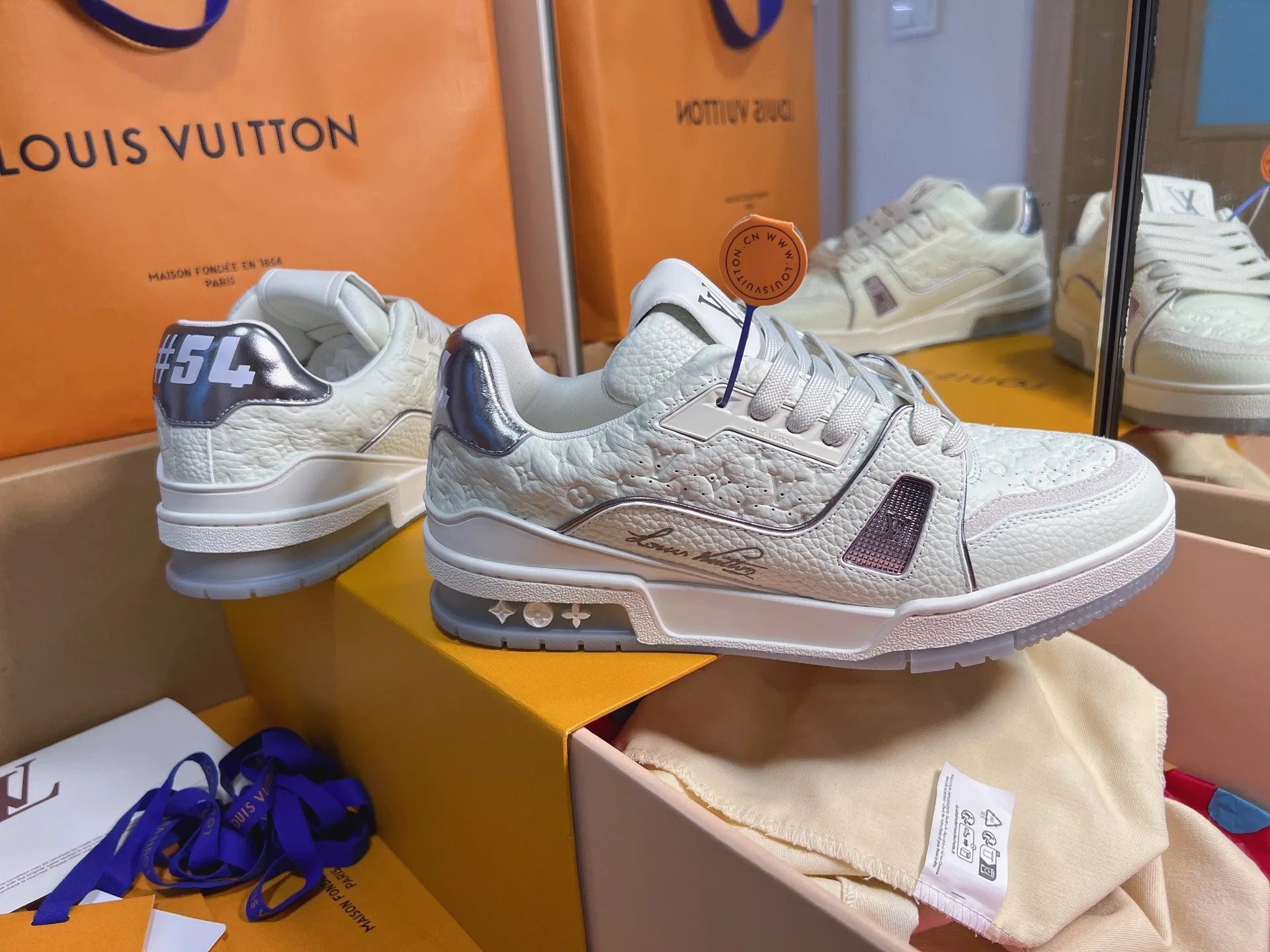 LV 27FW QVUSQNN 021 스니커즈 4